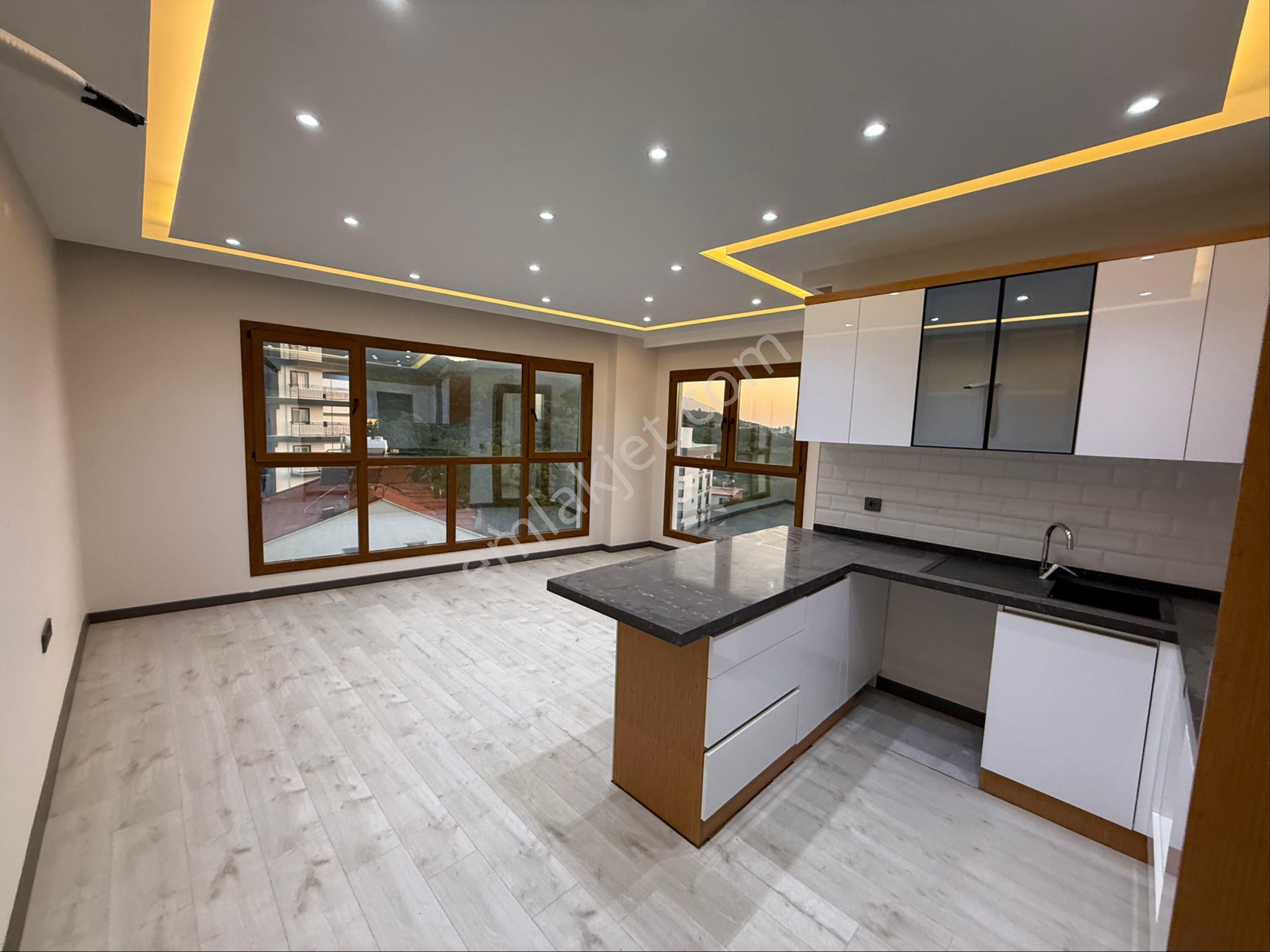 Kuşadası Davutlarda Satılık Ebeveyn Banyolu Köşe Konumlu 3+1 Daire