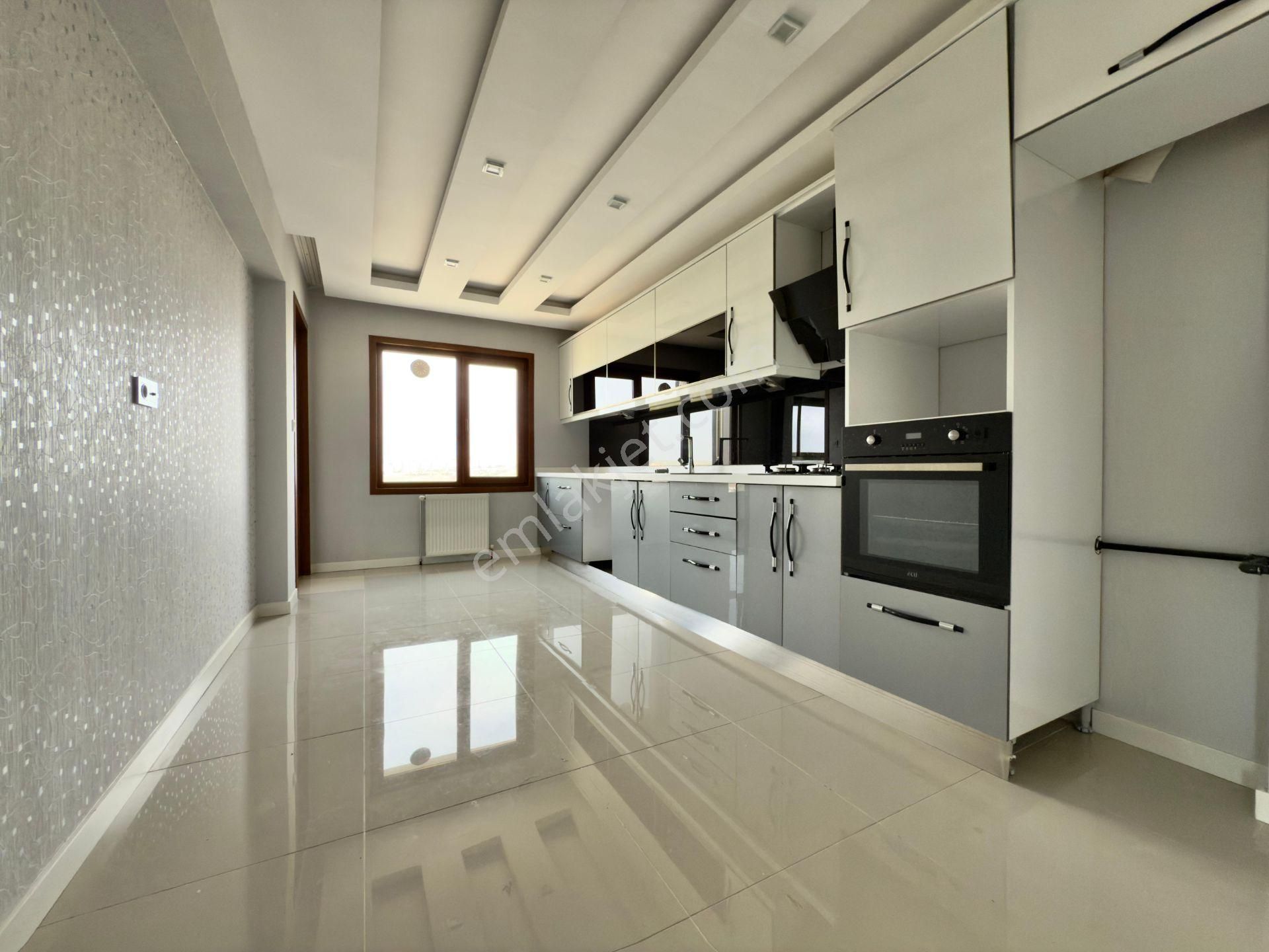 Kalecik Emlak'tan Modern Yapılı Giy. Odalı E. Banyolu Çift Asansörlü 4+1