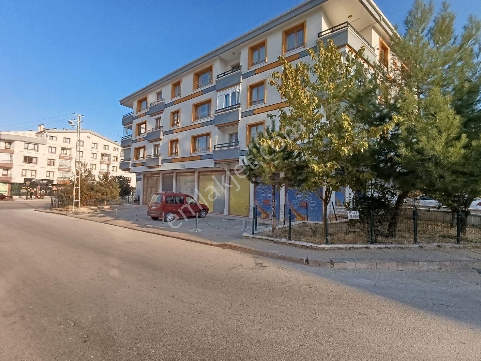 Karapürçek'de İşlek Cadde Üzerinde 2 Katlı Satılık Dükkan Hoşcan Emlak'tan