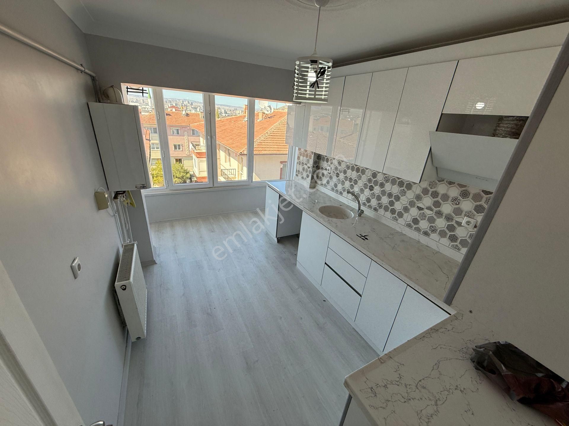 Sincan Tandoğan Mah Asansörlü Cadde Üzeri Salon Bağımsız Katta