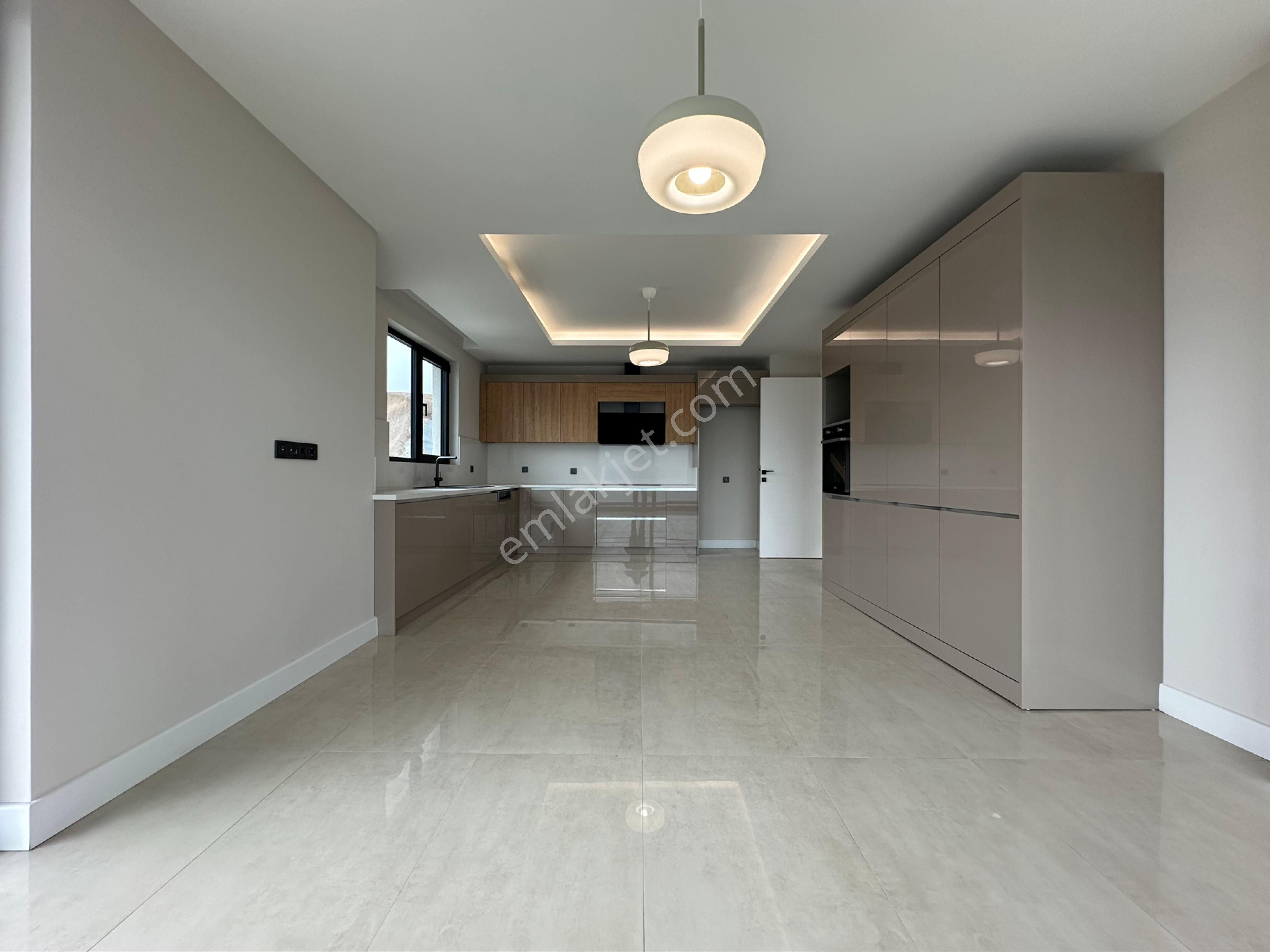 Protokol Yolunun Yıldız Projesinde Dev Mutfaklı 4+1 211m2 Ultralüks Daireler