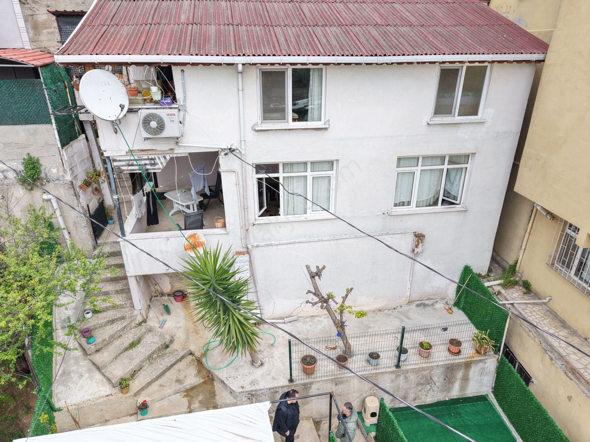 Satılık Beykoz Orta Çeşme Mah 2katlı Bina 150m2 Arsa İçinde