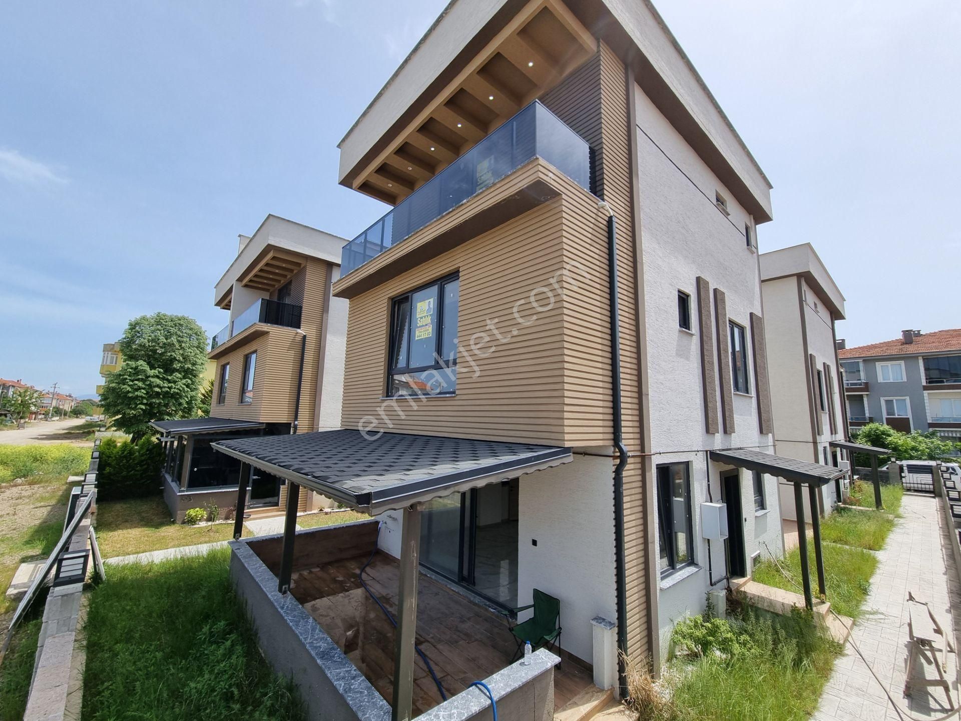 Deniz Manzaralı Havuzlu Teraslı Müstakil Tripleks Sıfır Villa