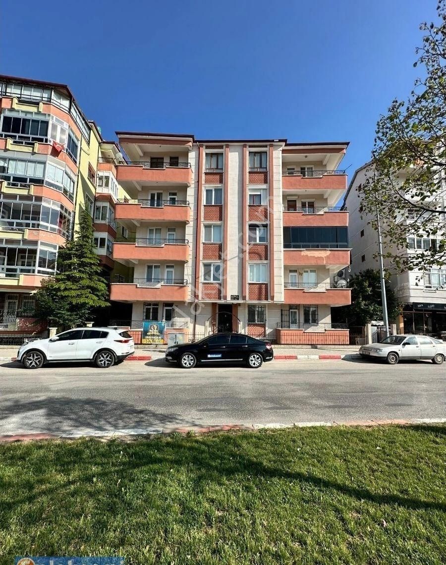Valide Sultan'da Cadde Üzeri Satılık 2+1 Daire | Özcan Aktaş Emlaknomi'den