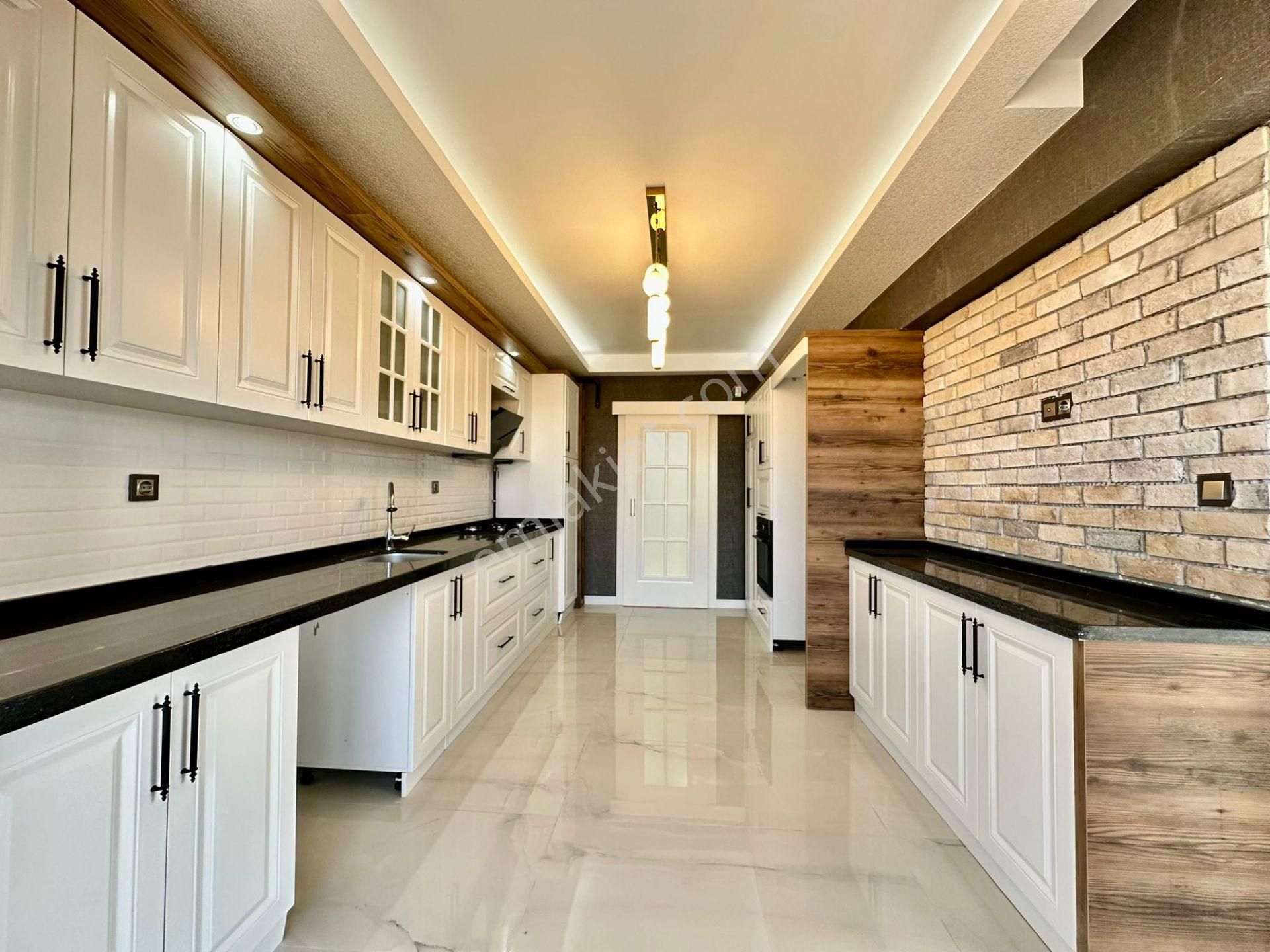 Kalecik Emlak'tan Hastane Yakını Ön Cephe Site İçi 4+1 185m²
