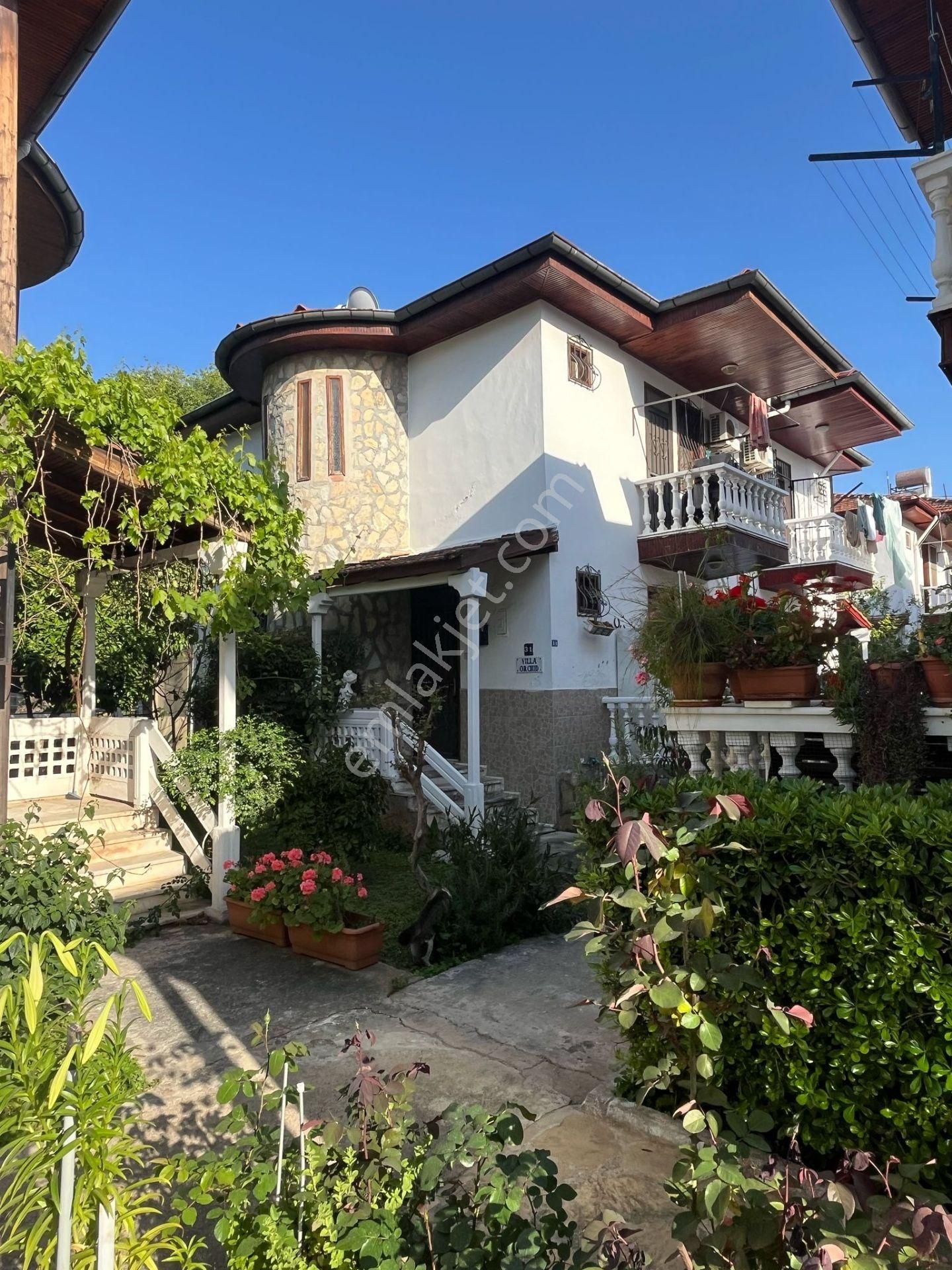 Fethiye Çalış'ta Site İçinde Satılık İkiz Villa
