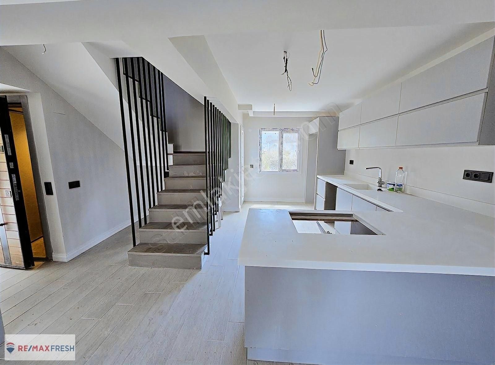 Güzelbahçe'de Doğayla İç İçe 3+1 Geniş Bahçeli Villa