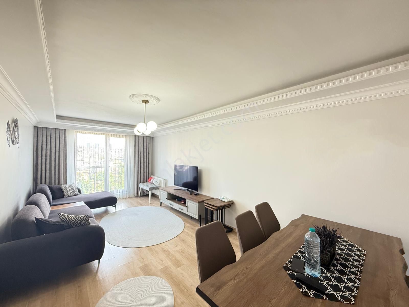 Eyüp'te Butik Sitede Manzaralı Geniş Ve Ferah 2+1 Arakat Daire