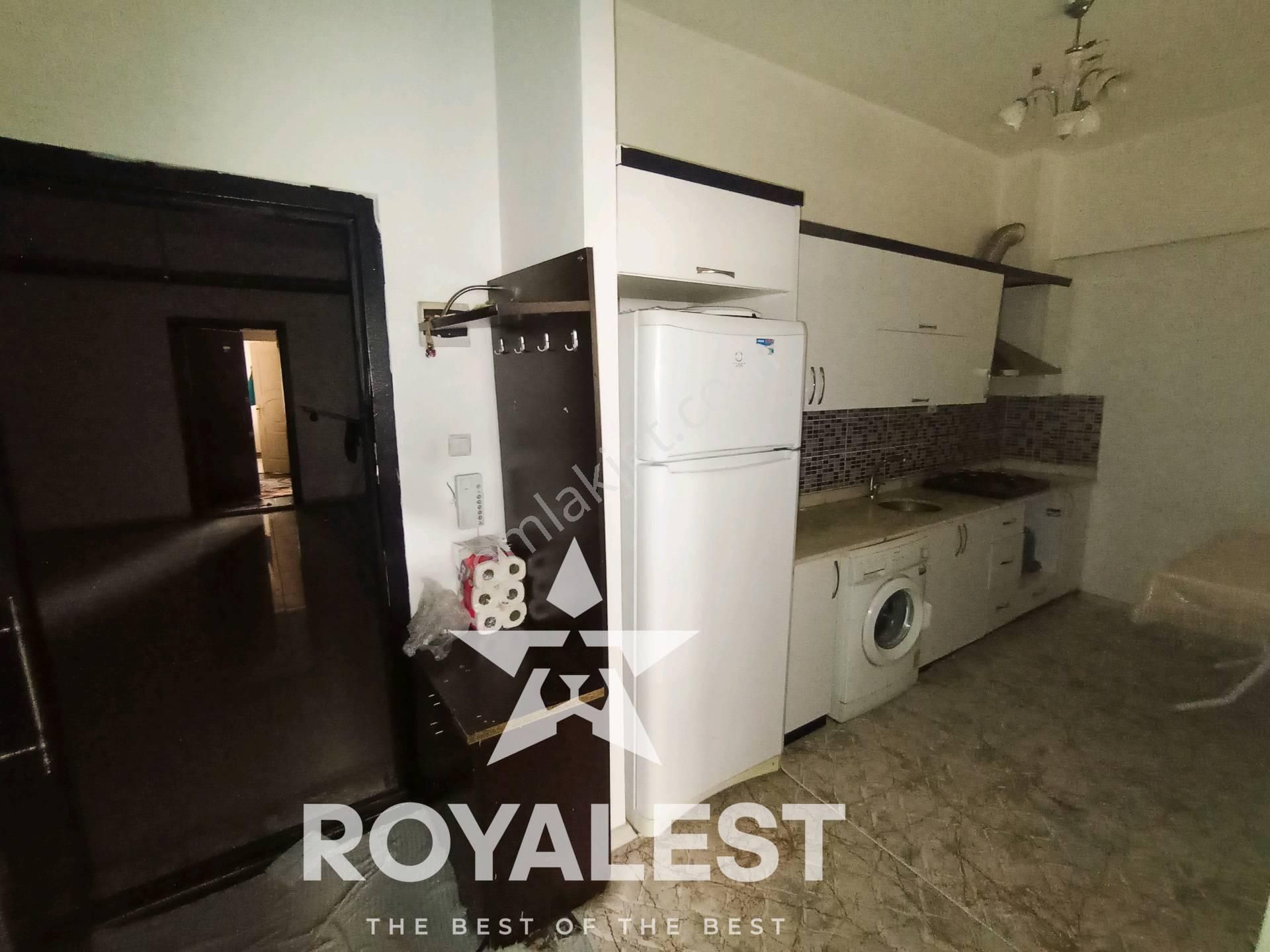 Royalest'ten Karataş Merkez'de Tramvay Durağı Yanı Eşyalı 1+1