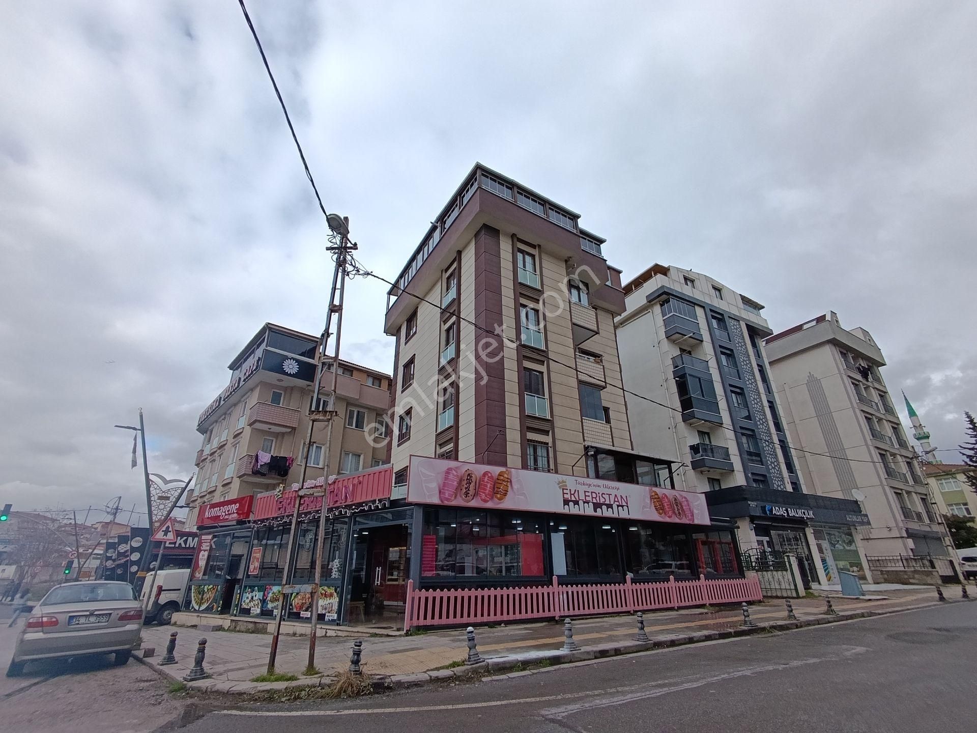 Pendik Esenyalı"da Satılık Yol Üstü E-5 Yakın Merkezi Kredili 3+1 115m2 Daire