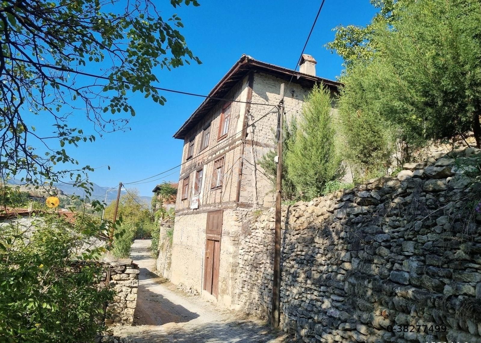 Safranbolu Eski Çarşı Hacıhalil De 3 Katlı Bahçeli Tarihi Yapı
