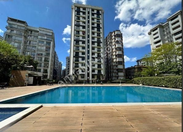 Suadiye Sitesinde Satılık Havuzlu 7/24 Güvenlikli Çocuk Parkli Net 80m2 3+1 Daire