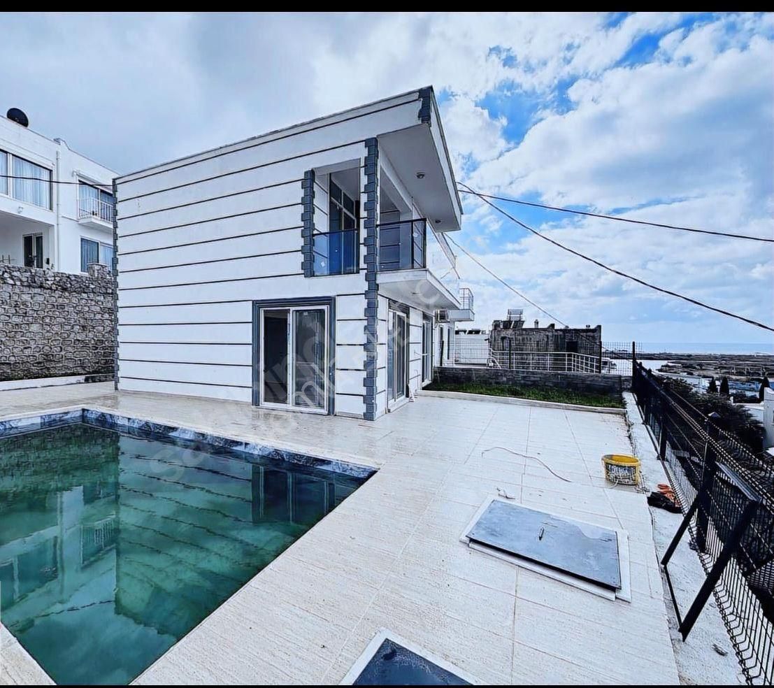 Dyk Est Emlaktan Kayacık Eska Evlerinde Full Tadilatlı Havuzlu Satılık Villa