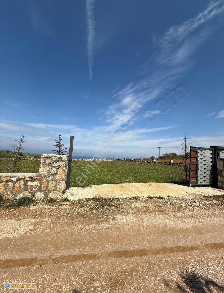 Karadağ Gayrimenkulden Taş Duvarlı Deniz Manzaralı Arazi