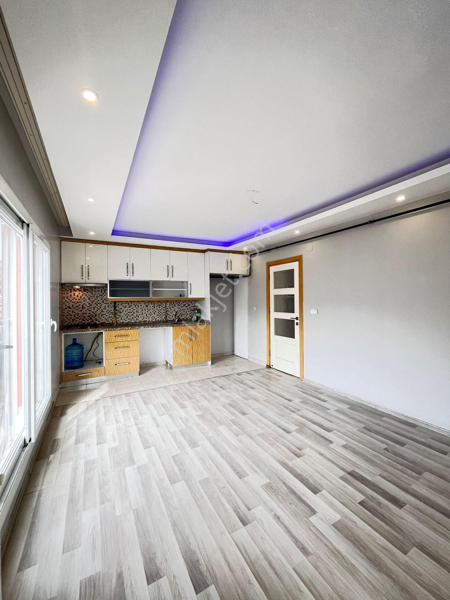 Bahçeşehir'de Az Katlı Binada 3+1 Doğalgazlı/geniş Oturumlu Satılık Daire
