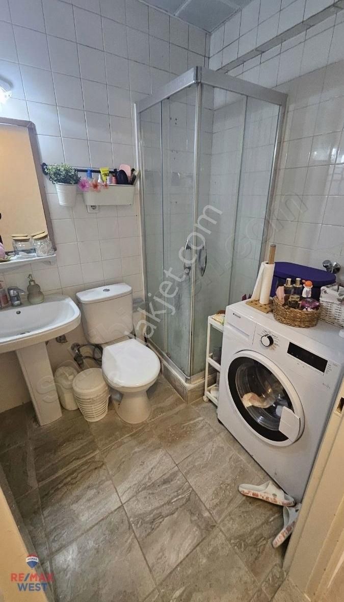Karşıyaka Merkezi Konumda Bakımlı Ve Aydınlık Satılık 3+1 Daire