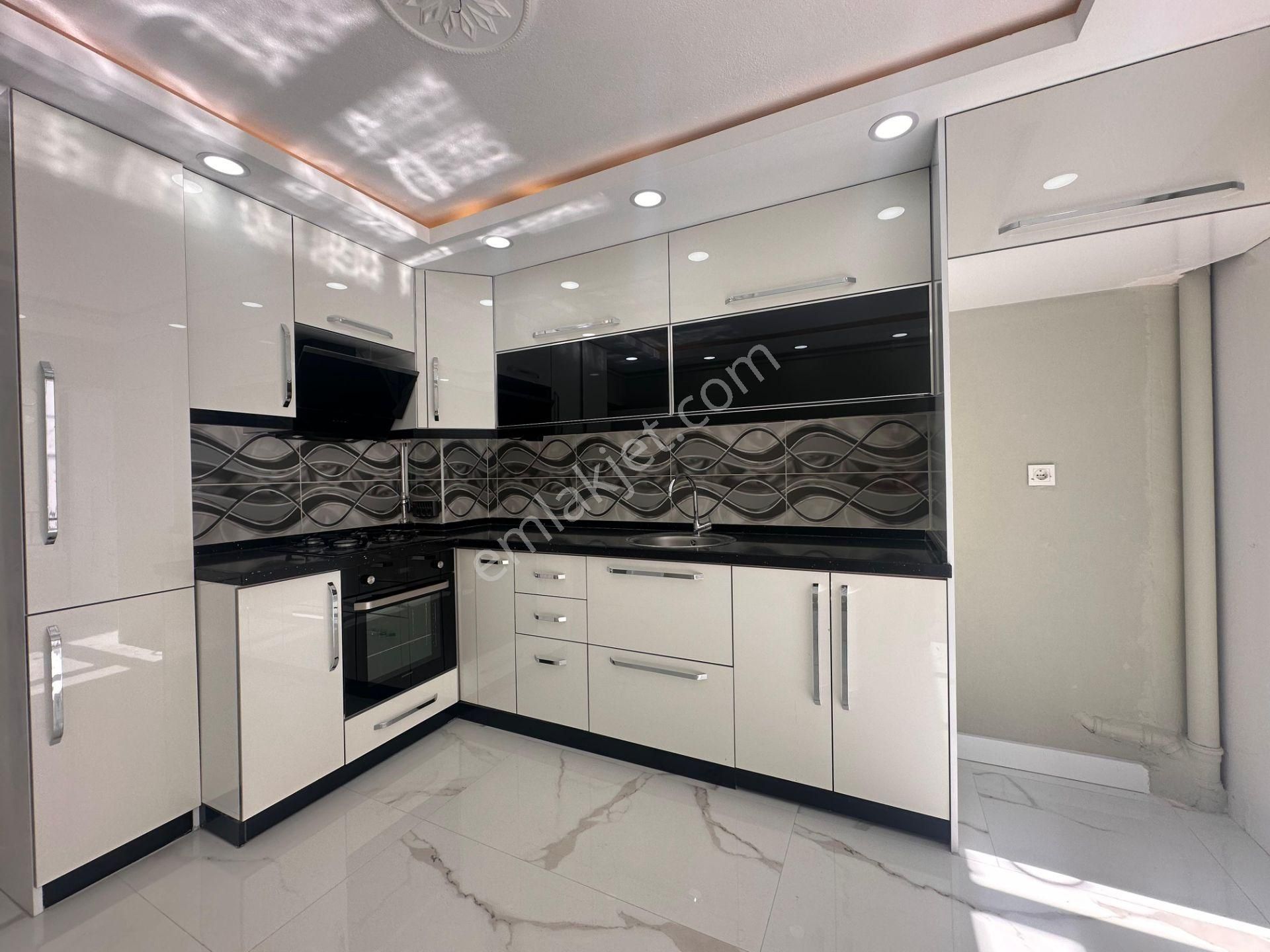Maraşel Çakmak Mahallesinde Salon Bağımsız Lüks Yapılı Asansörlü 3+1 Satılık Daire