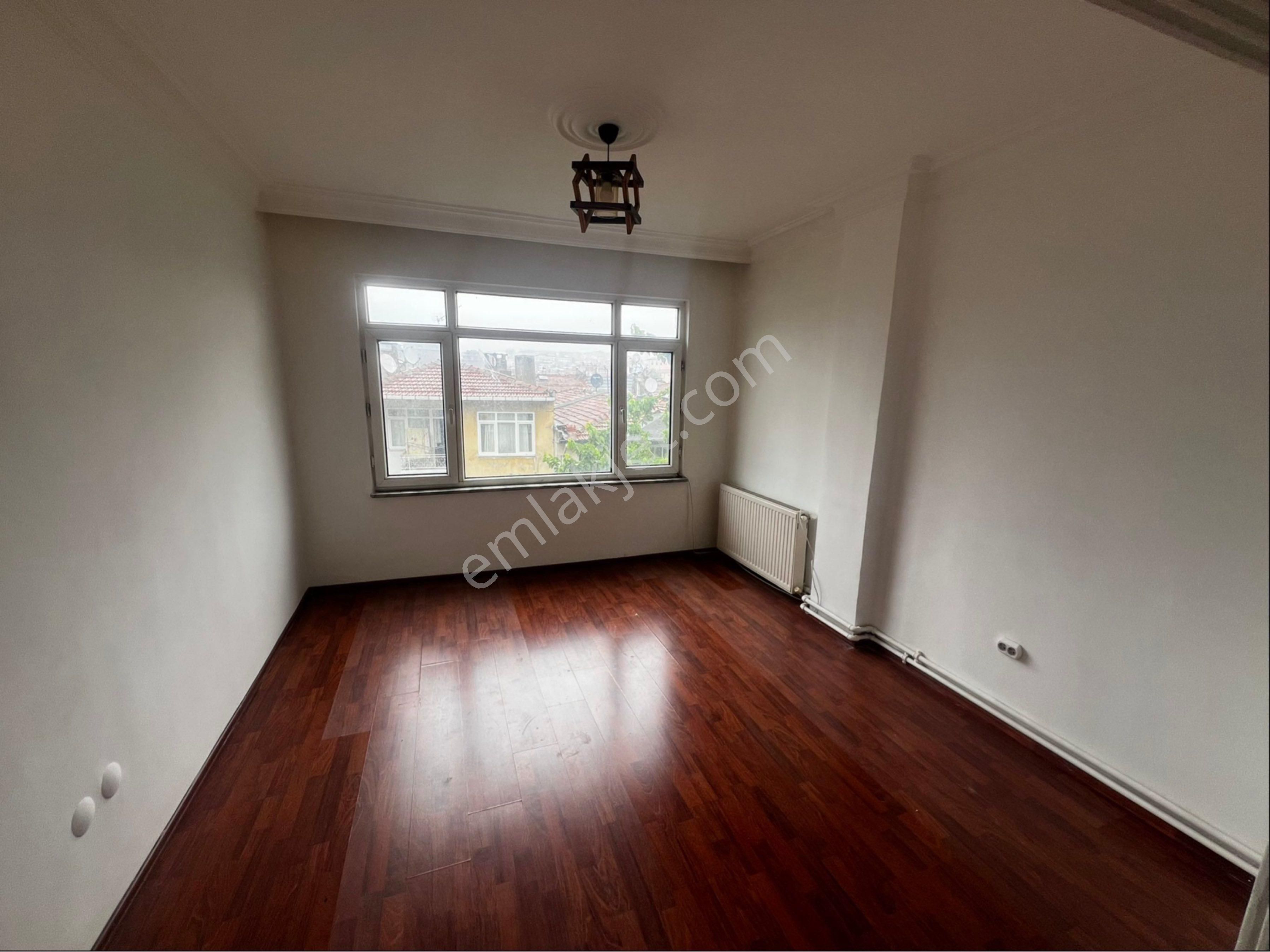 Naz Emlaktan Zeynep Kamil Mahallesinde 2+1 Kiralık Daire