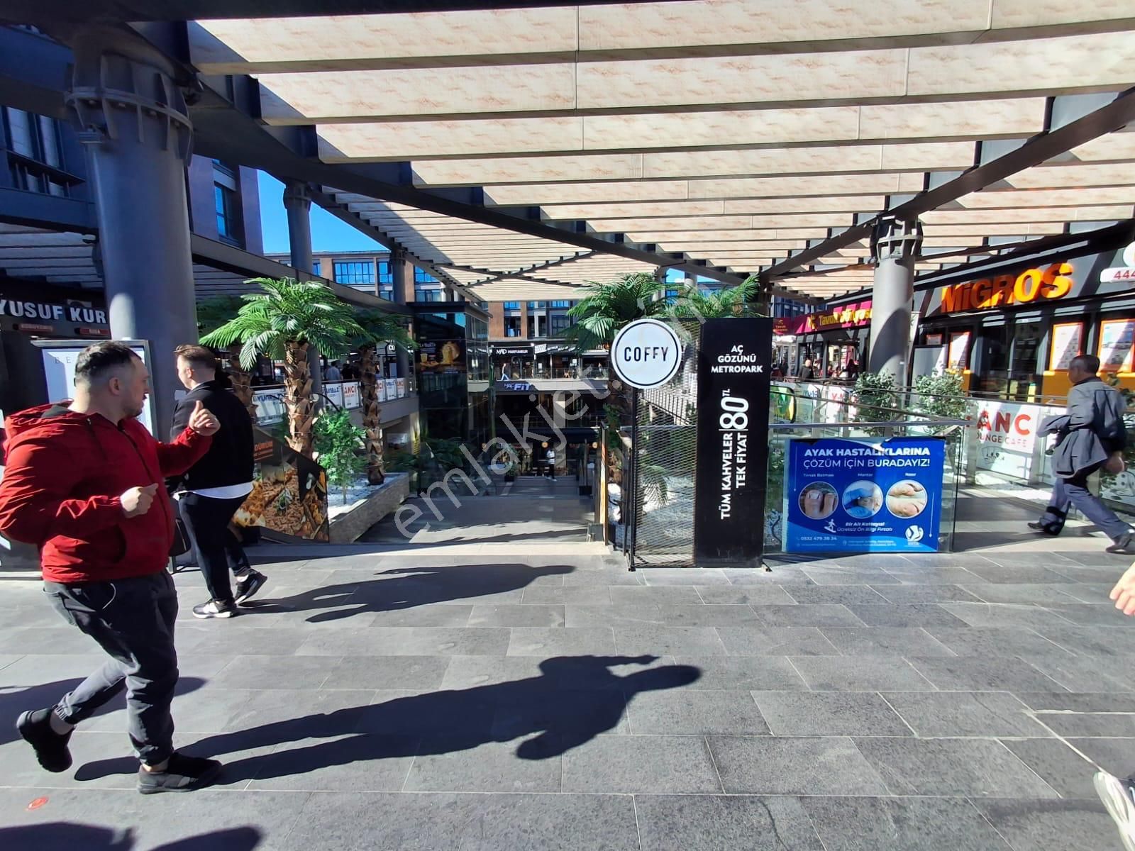 Sefaköy Torkam Avm'de Metro Kapısının Karşısında Satılık Dükkan - Görsel 9