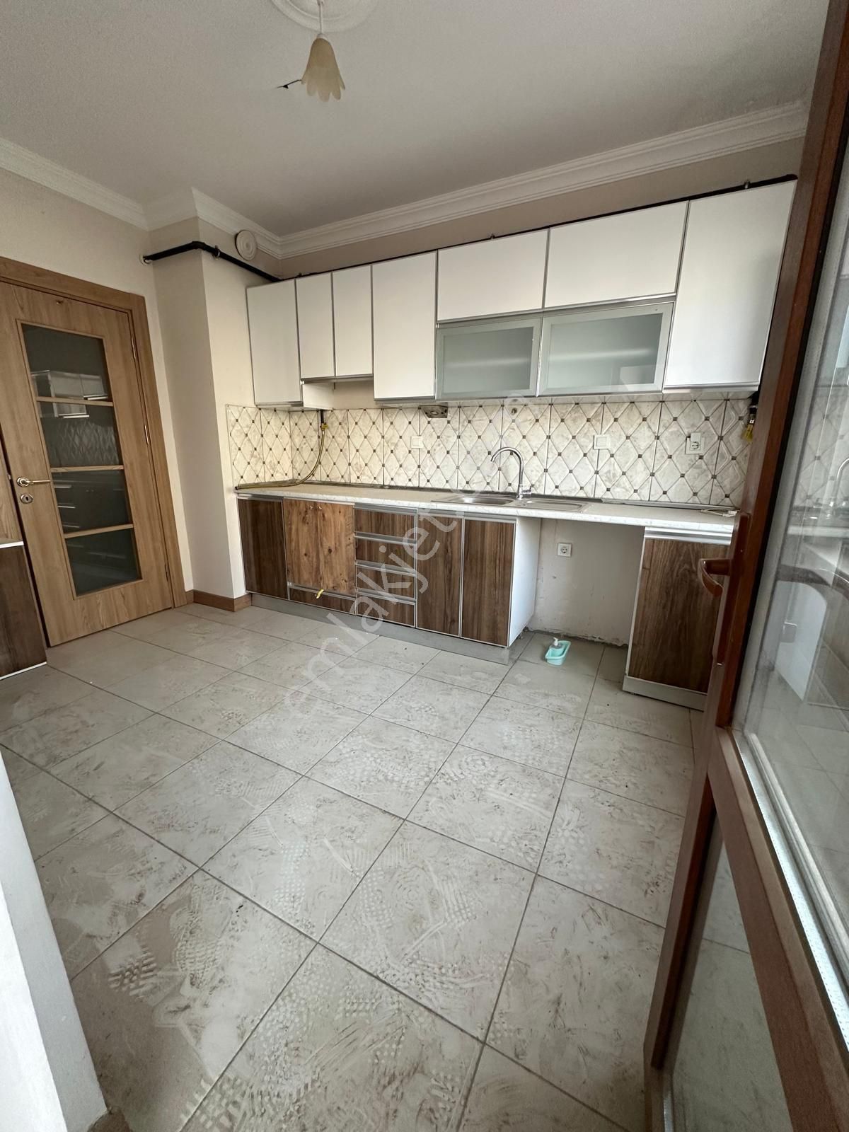 Akgedik 1 Etap Cadde Üzerinde 2+1 100 M2 2 Kat Ebeveyn Banyolu