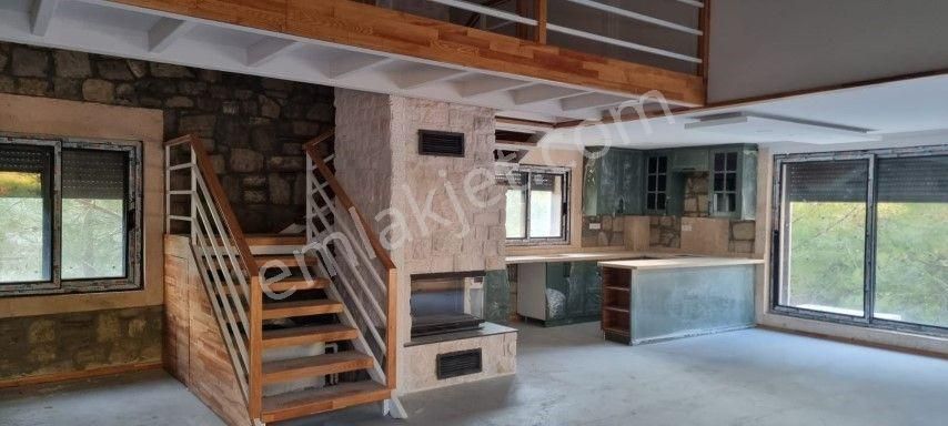 Güzelbahçede Müstakil Havuzlu 3+1 Satılık Sıfır Villa