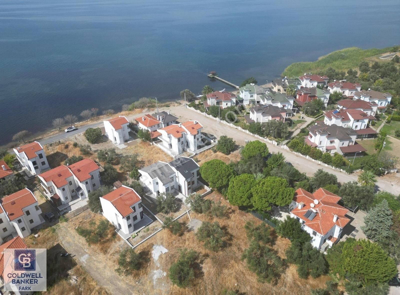 Ayvalık Küçükköy Mahallesi'nde Denize 65m Satılık Sıfır Villa