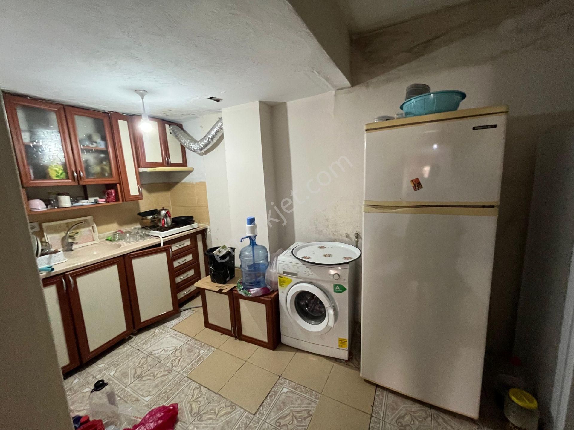 Barbaros Mahallesi 2+1 90 M2 3 Katlının Zemin Katı Kapalı Mutfak Balmonlu