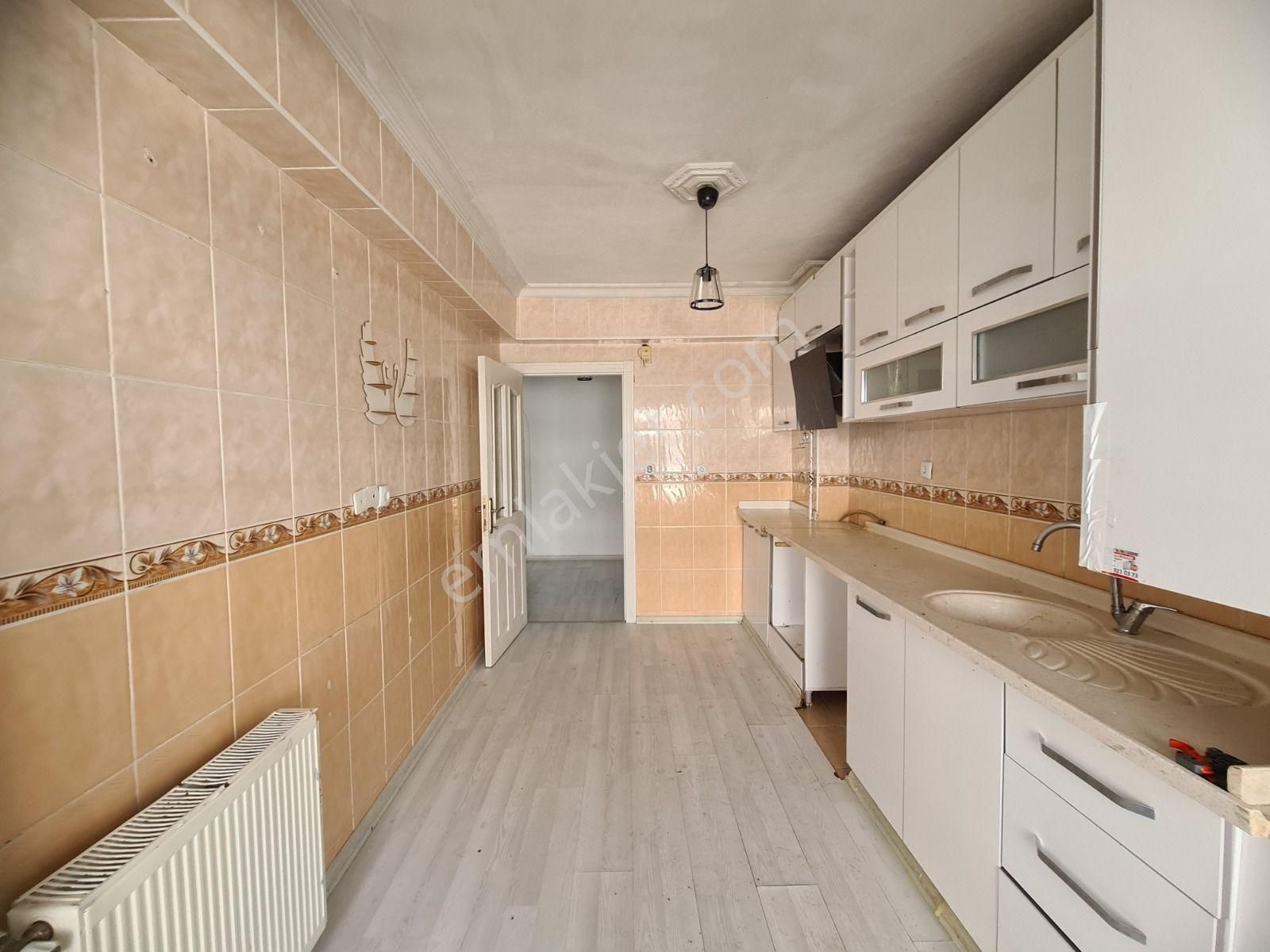 Selim Caddesi Paraleli Köşebaşı Uygun Fiyatlı Kiralık 3+1 Daire