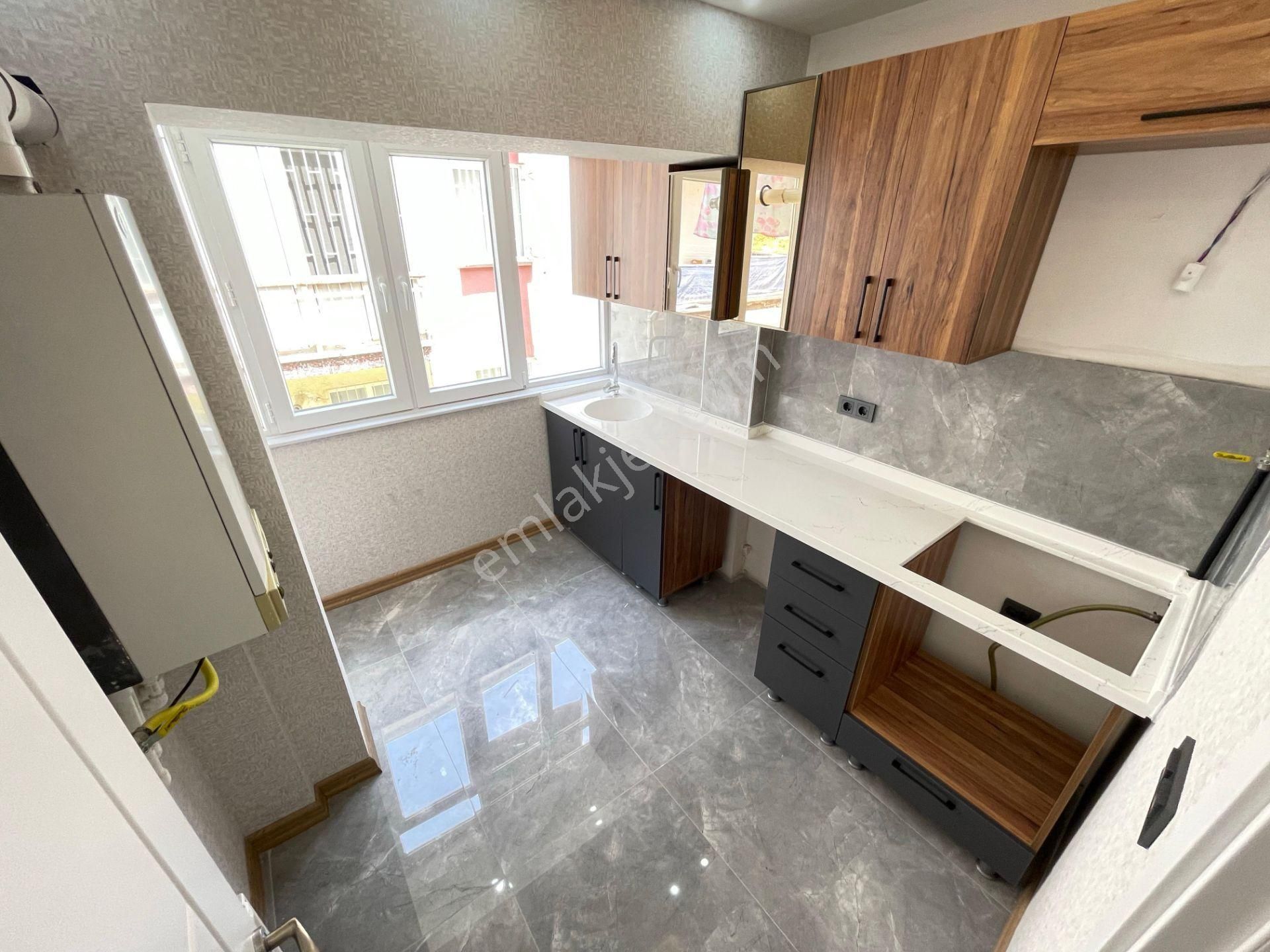 Ayvalı'da Cadde Yakını Ara Katta Full Yapılı 3+1 Daire