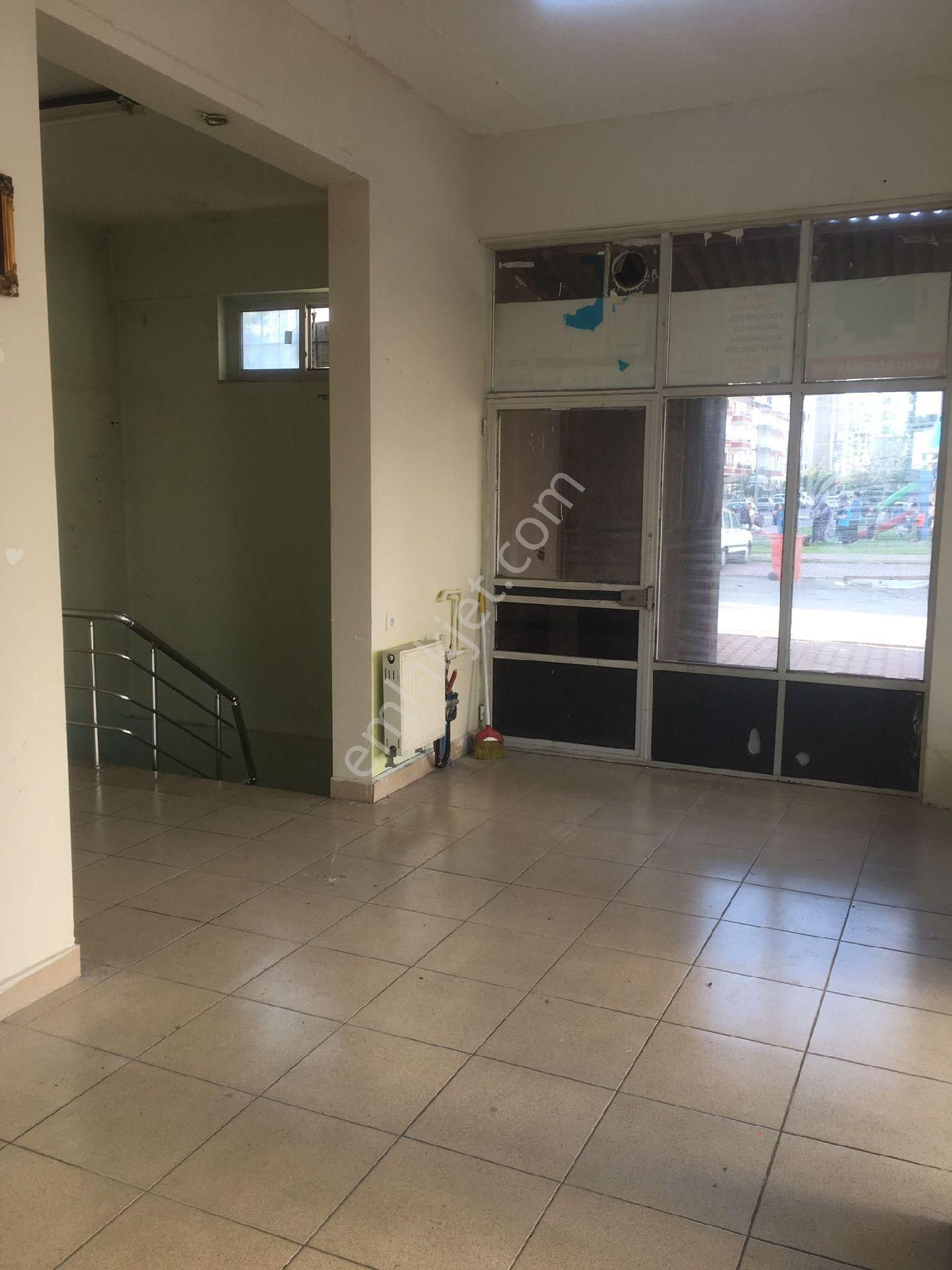 Mithatpaşa Mahallesinde Kiralık Dükkan