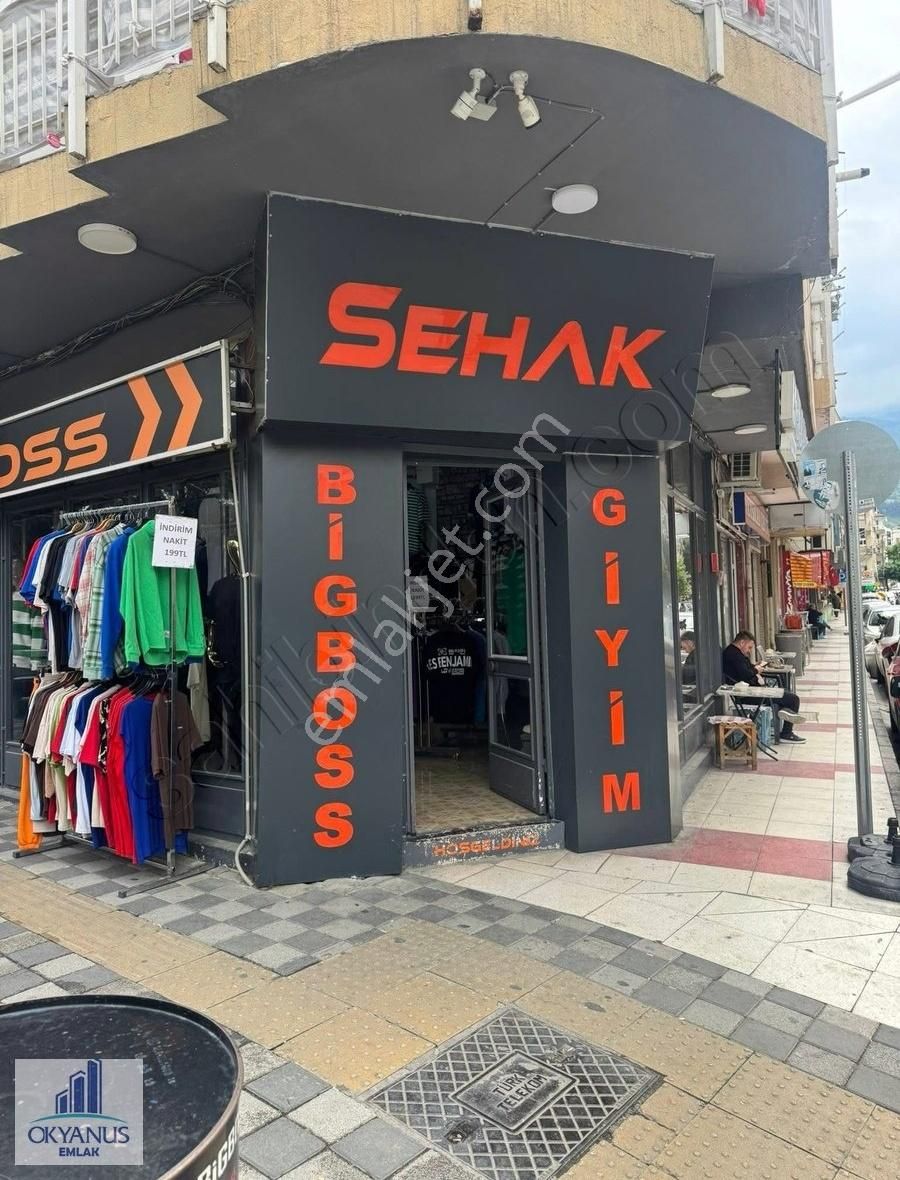 Kafeler Caddesinde , Erkek Giyim Mağazası , Köşe Dükkan