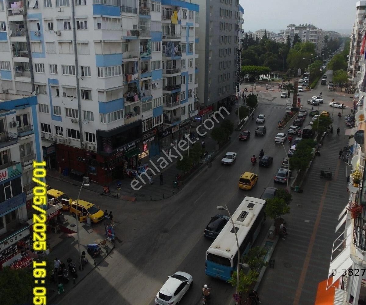 Güllük Caddesinde Satılık Daire Asansörlü 2+1/135 M2