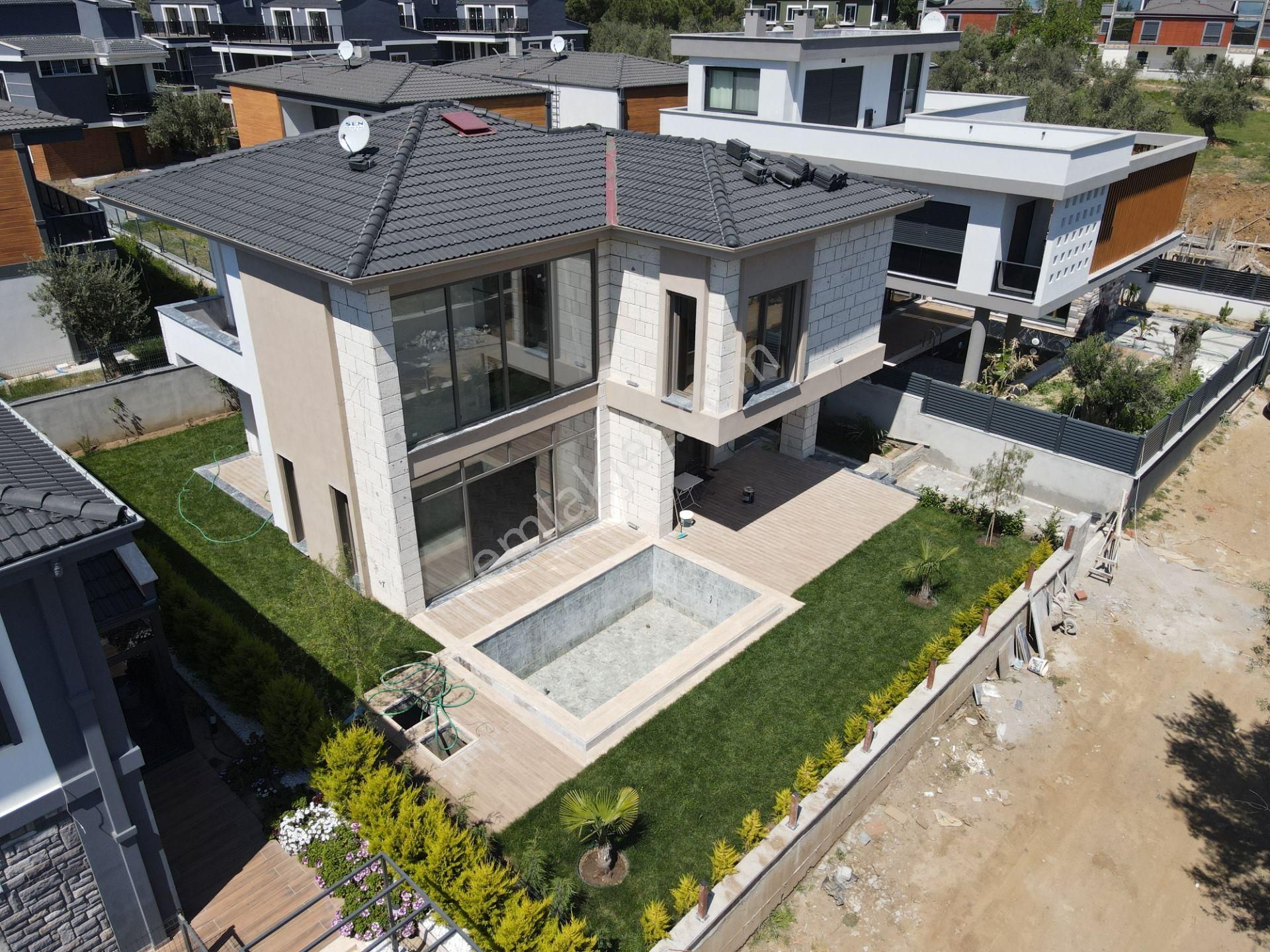 Sakin Ve Huzurlu Atmosferde Havuz Keyfinin Tadını Çıkarın 4+1 Villa