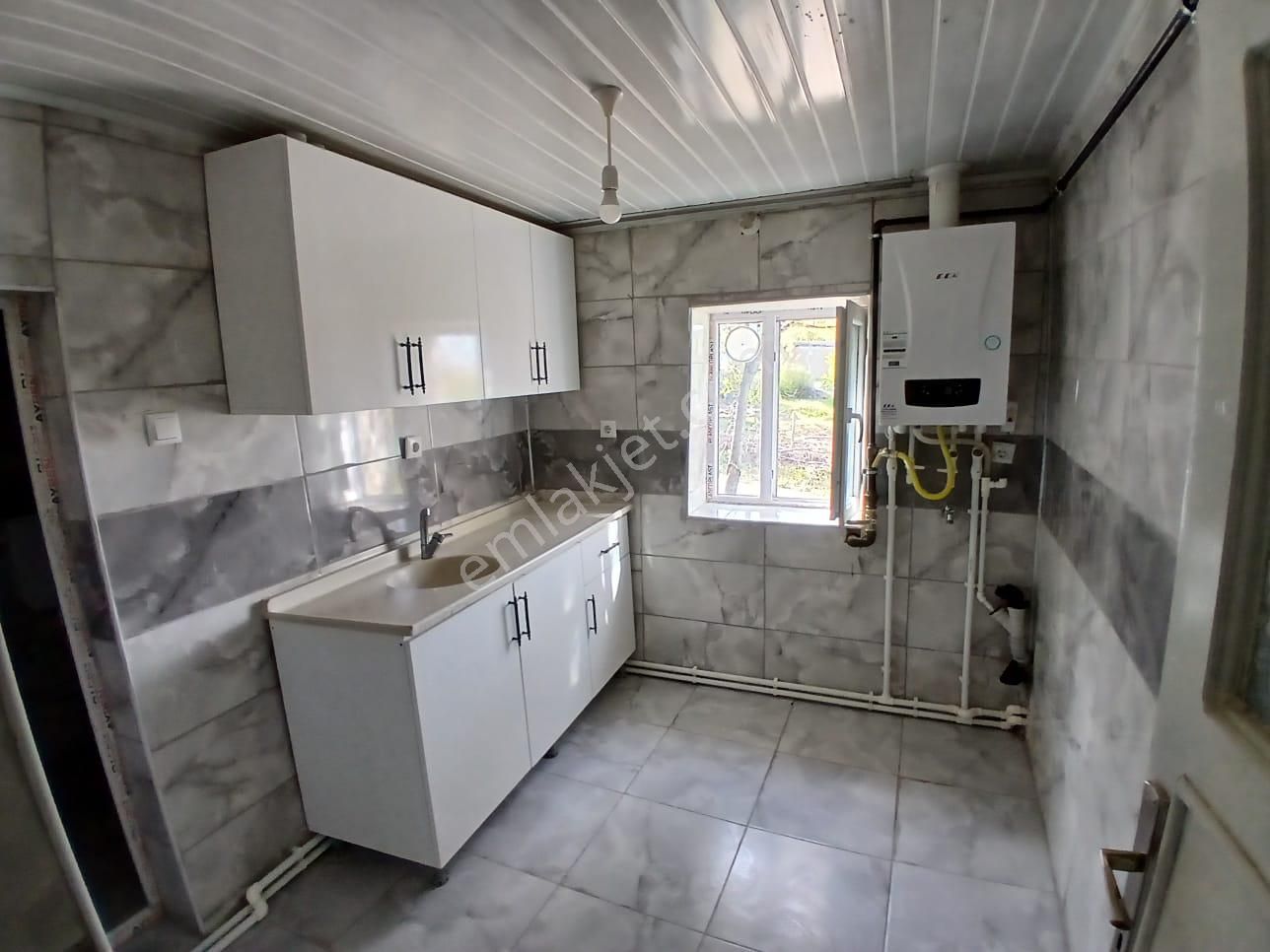 Akçay Emlak'tan Akşehir Gazi Mahallesinde Bakımlı Doğalgazlı Kiralık 2+1 Müstakil Ev