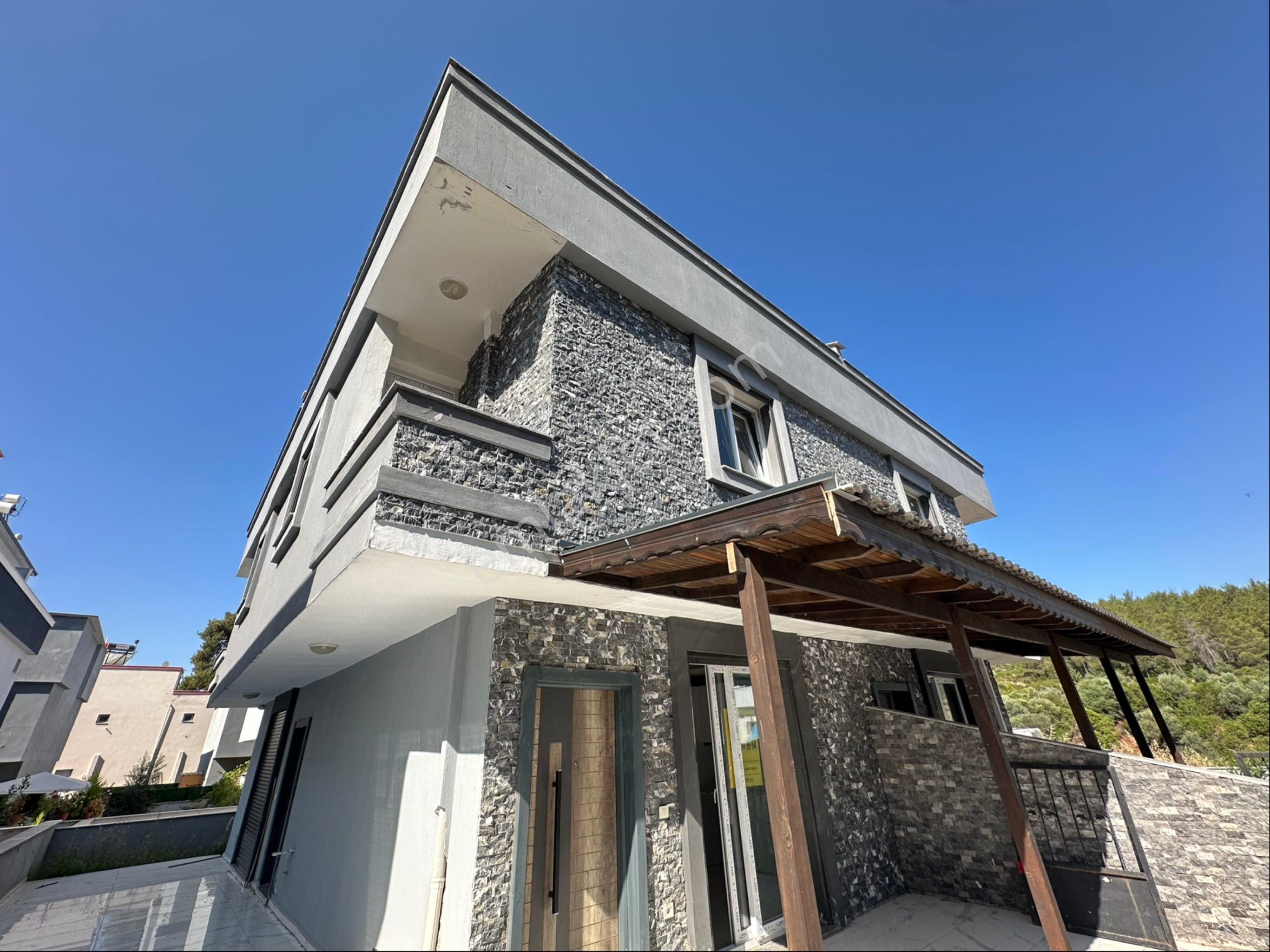 İzmir Seferihisar Doğanbey Payamlı Da Satılık Bahçeli Yazlık 3+1villa