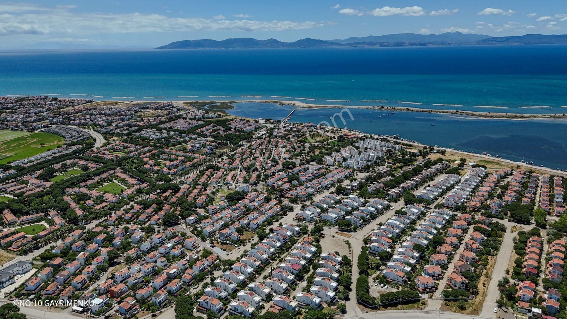 No:10 Gayrimenkul’den Altınova’da Güvenlikli Site İçinde Bakımlı Triplex Villa