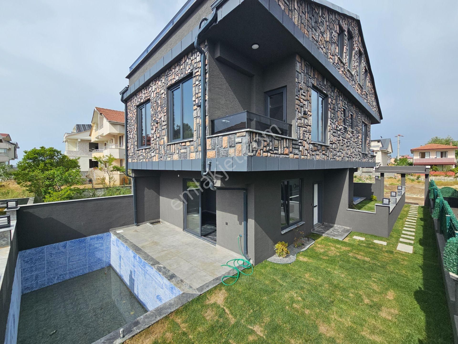 3+1 Müstakil Havuzlu , Denize 50 Mt. Mesafede , Yerden Isıtmalı Lüks Villa
