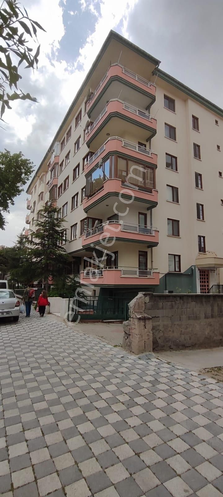 Afyon Tezcan Emlaktan Dervişpaşa Mahallesi Çift Banyolu 3+1 Daire