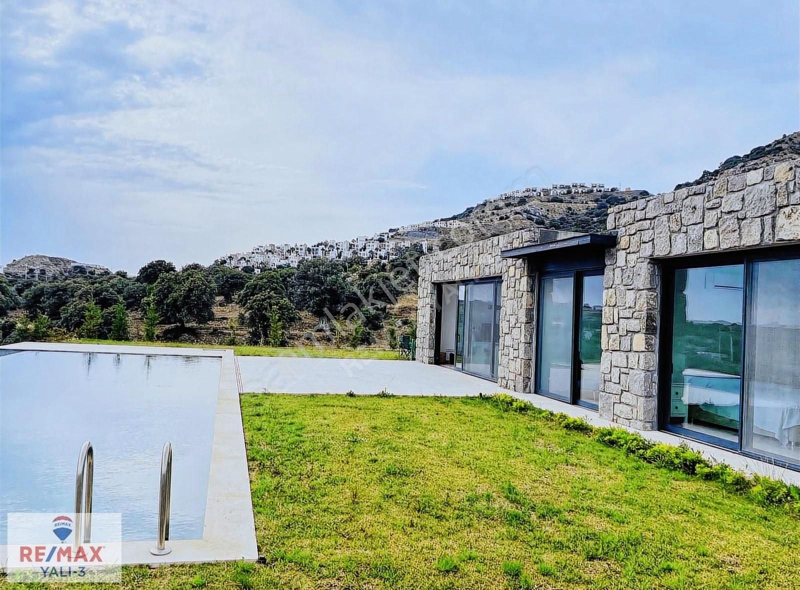 Gümüşlük'te Müstakil Havuzlu Geniş Bahçeli Yıllık Taş Villa