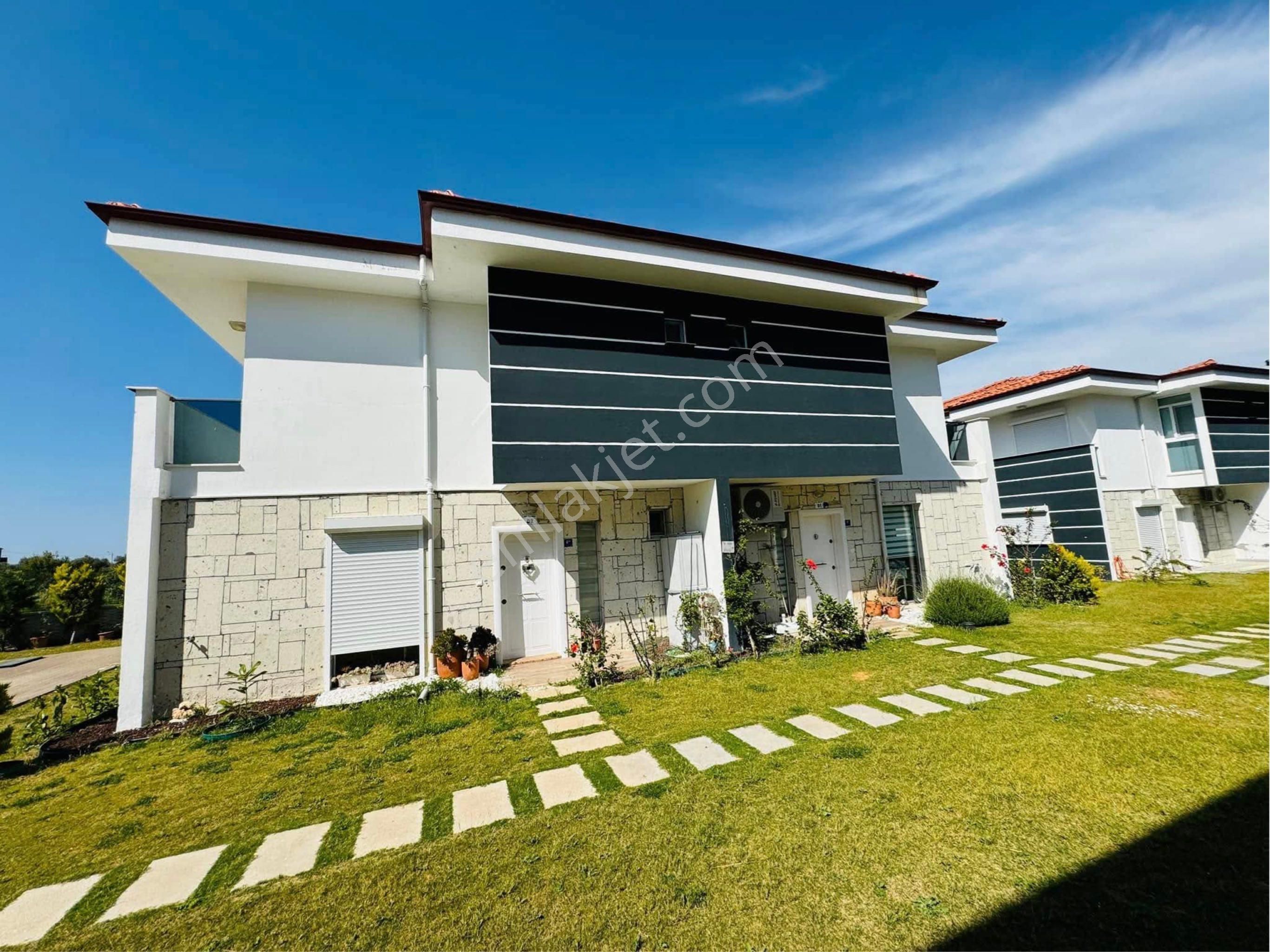 Kuşadası Güzelçamlıda Havuzlu Site İçerisinde Satılık 3+1 Sıfır Villa