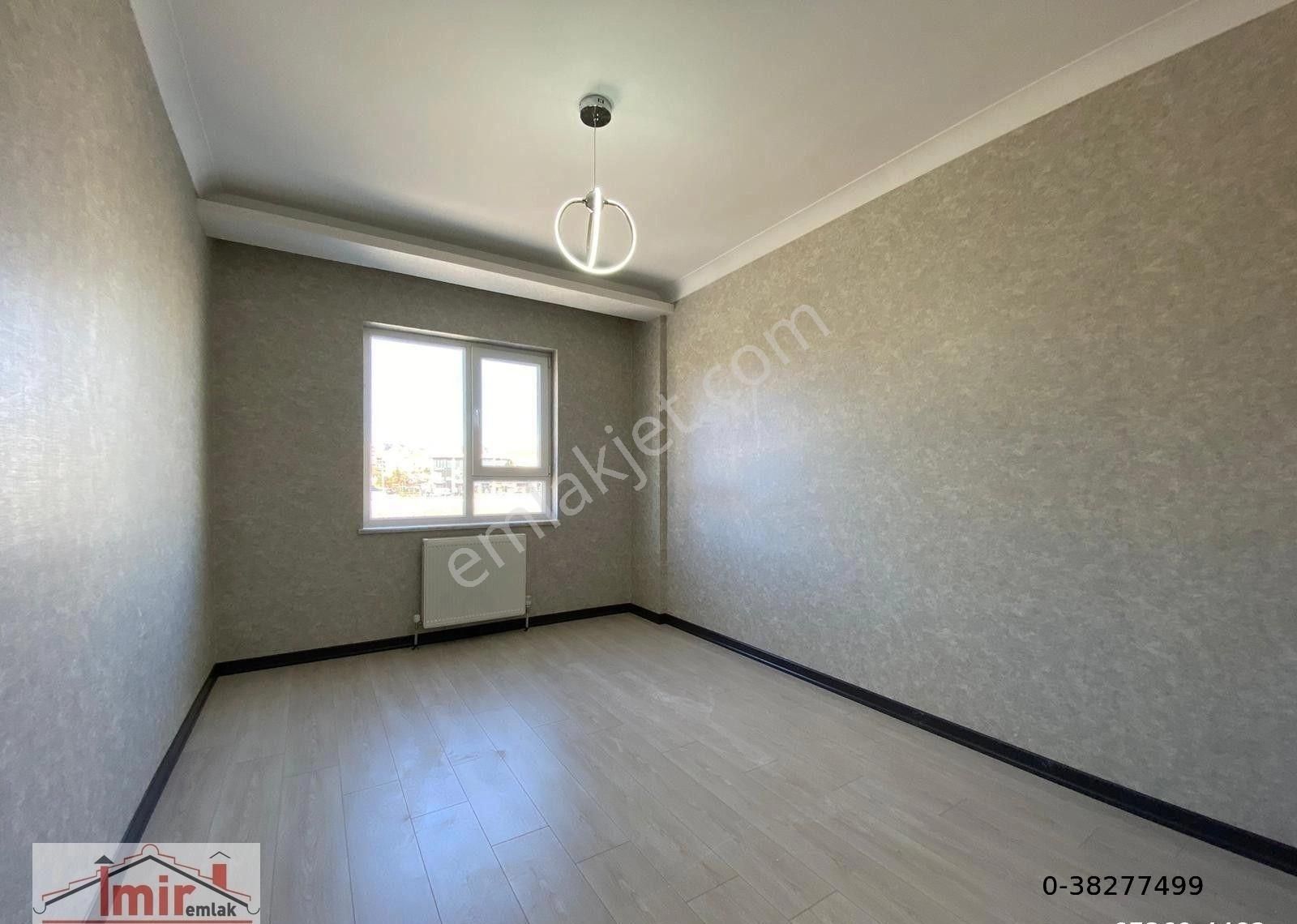 İmir Emlak Ofisinden Merkez Mah 4+1 Güney Batı Cadde Cephe Daire