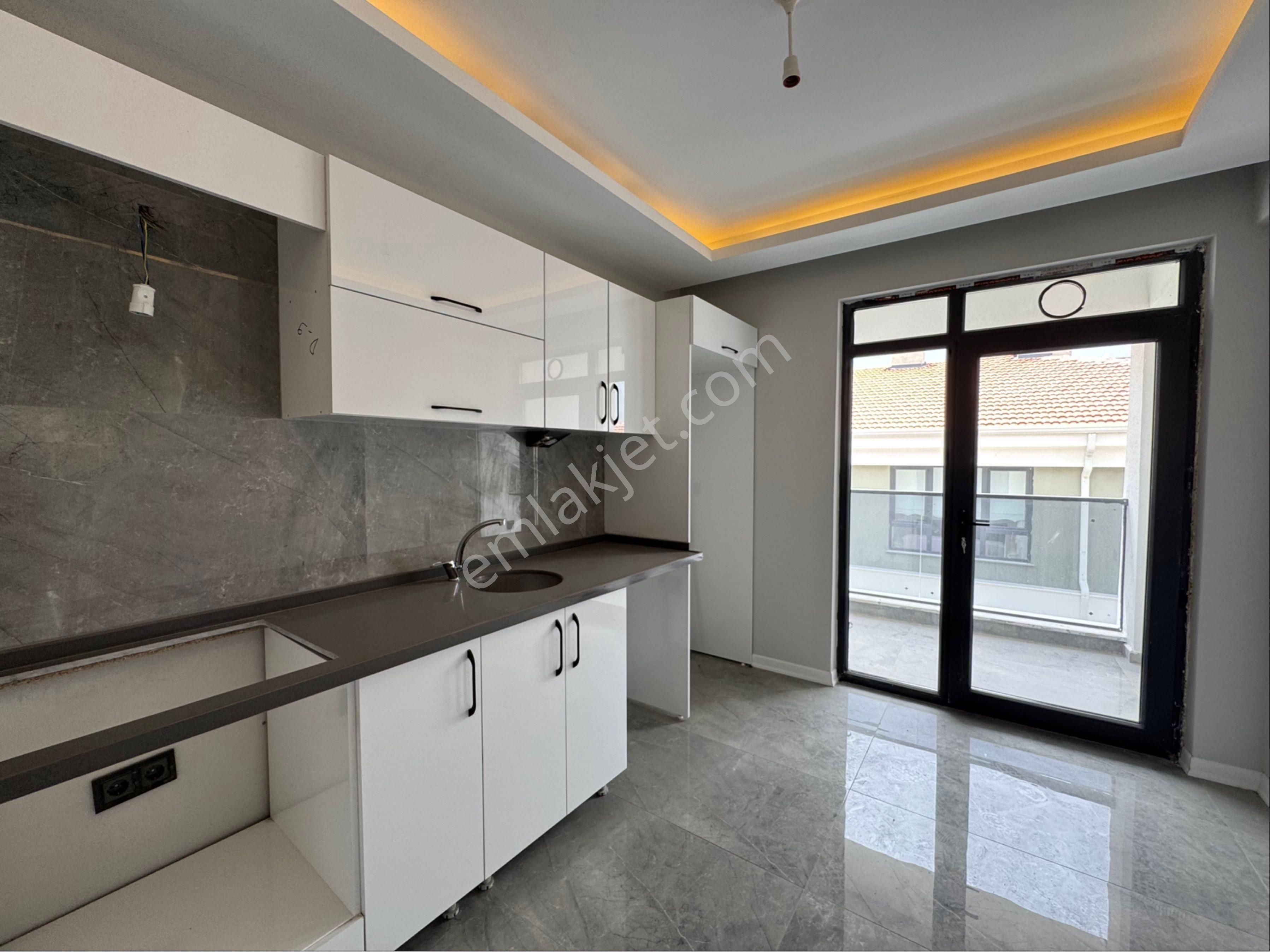 Pi Emlak’tan Çamlıca’da Yerden Isıtma Çift Balkon Asansörlü 2+1