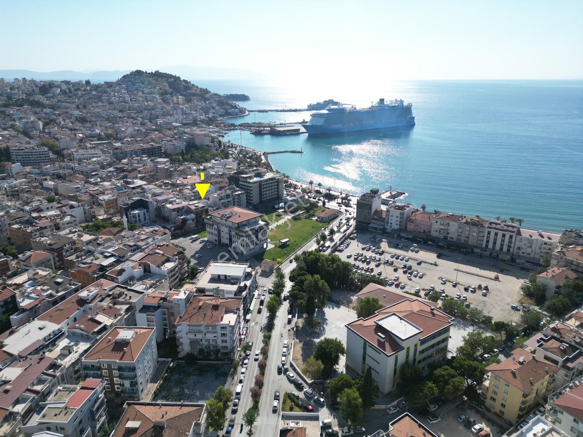 Kuşadası'nın Kalbinde, Denize 150. , Bakımlı Çatı Dubleksi