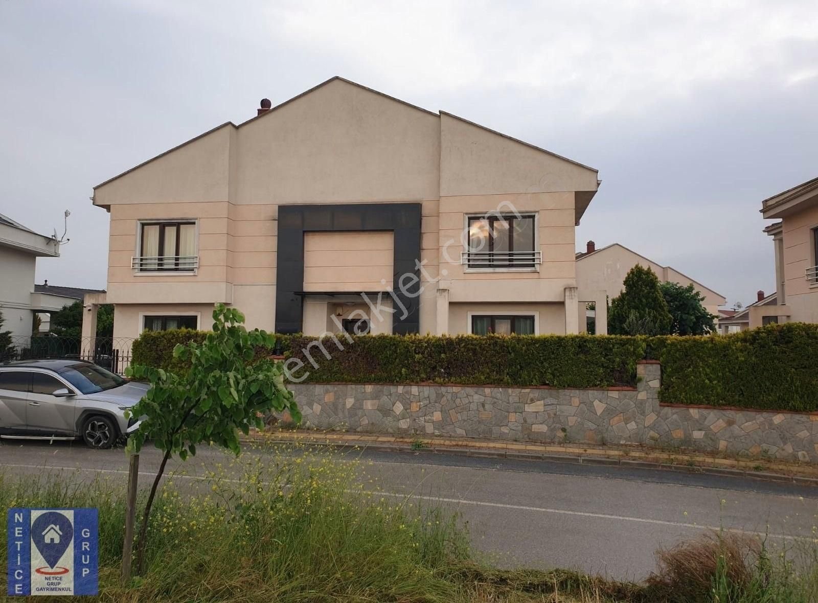 Özlüce 19 Mayıs Da Satılık Site İçi Asansörlü Havuzlu 4+1 Villa