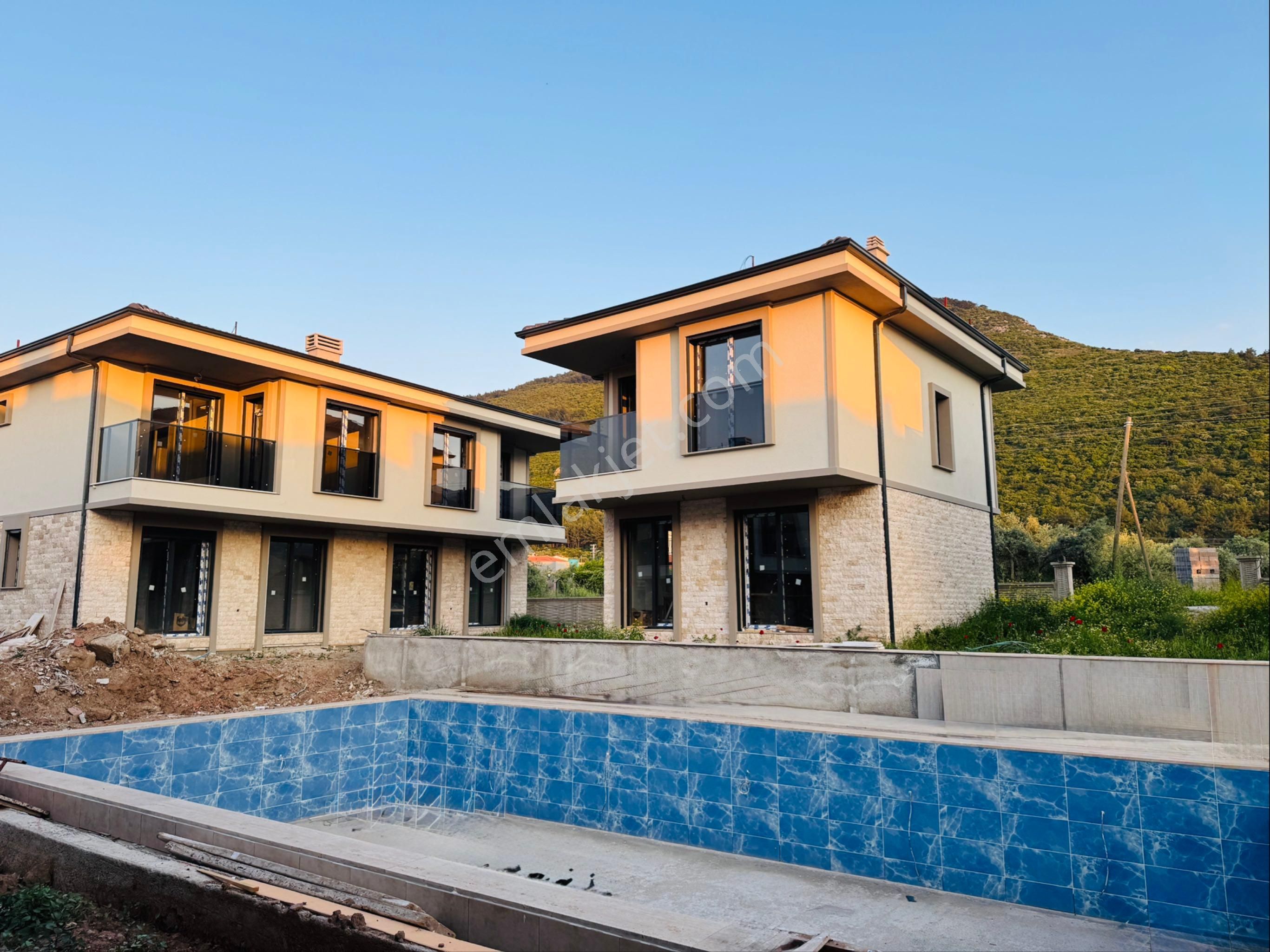 Kuşadası Güzelçamlı’da Tek Müstakil Ortak Havuzlu 3+1 Villa