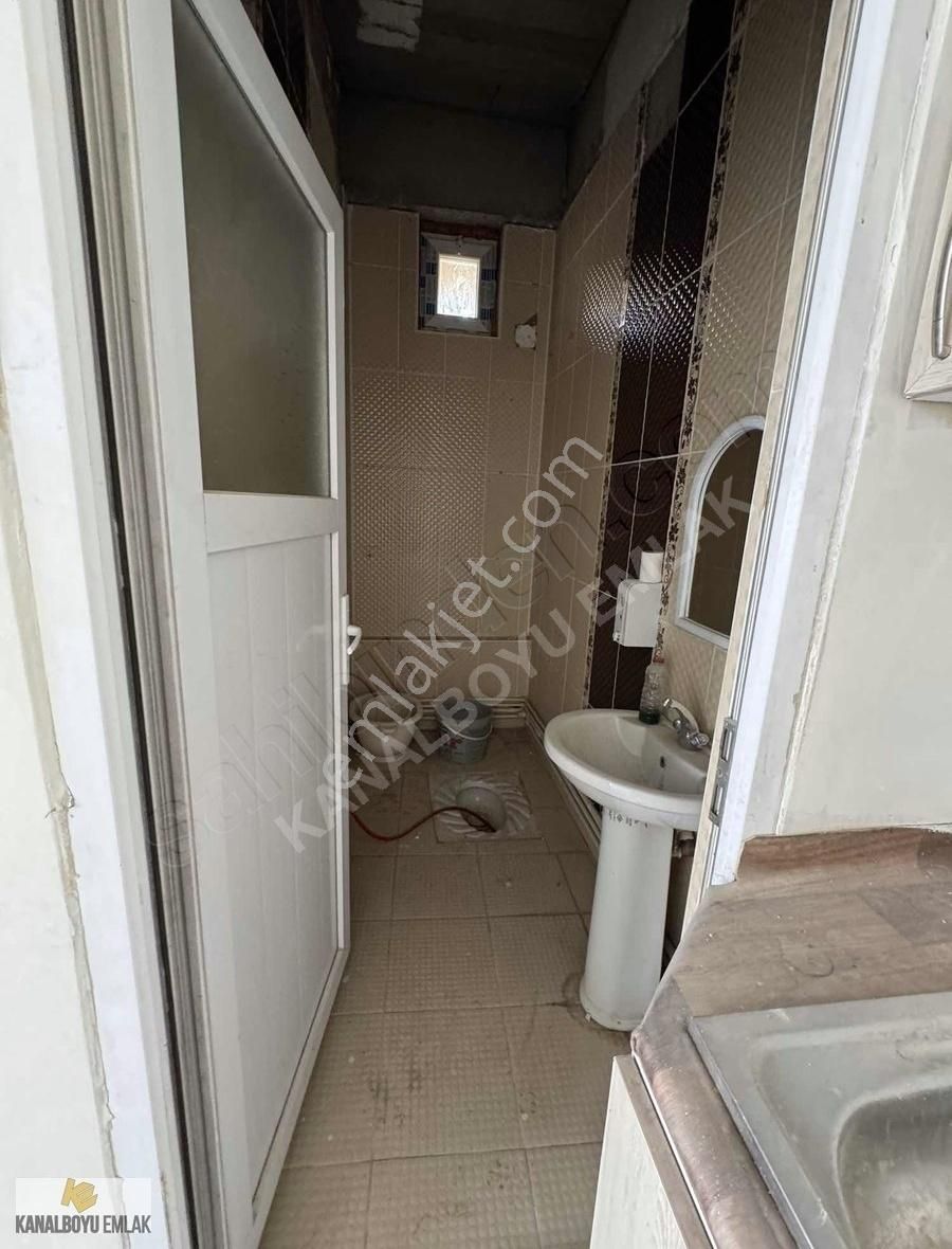 Kanalboyu Emlak'tan Özalper'de Çift Cepheli Kiralık Dükkan