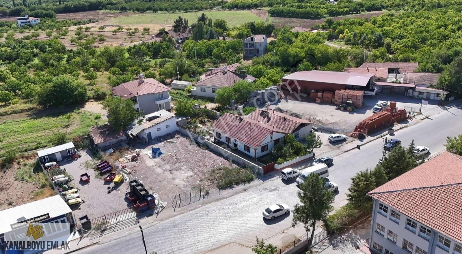 Dilek Merkezde 480 Metrekare Arsa Üzerine Müstakil Yola Cephe Ev