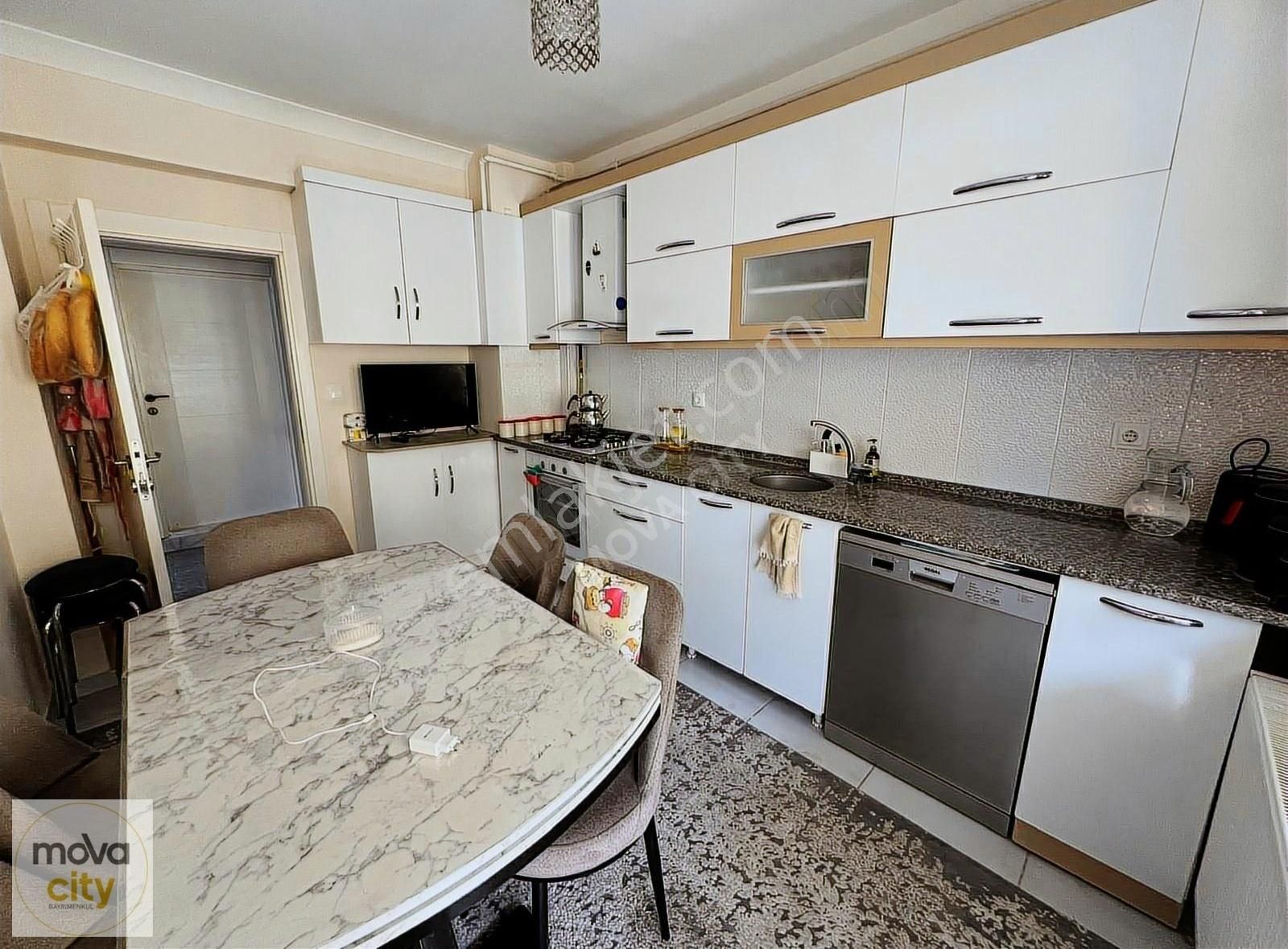 Gülabibey Mahallesi Bağcılar 73.sokakda Satılık 2+1 Daire