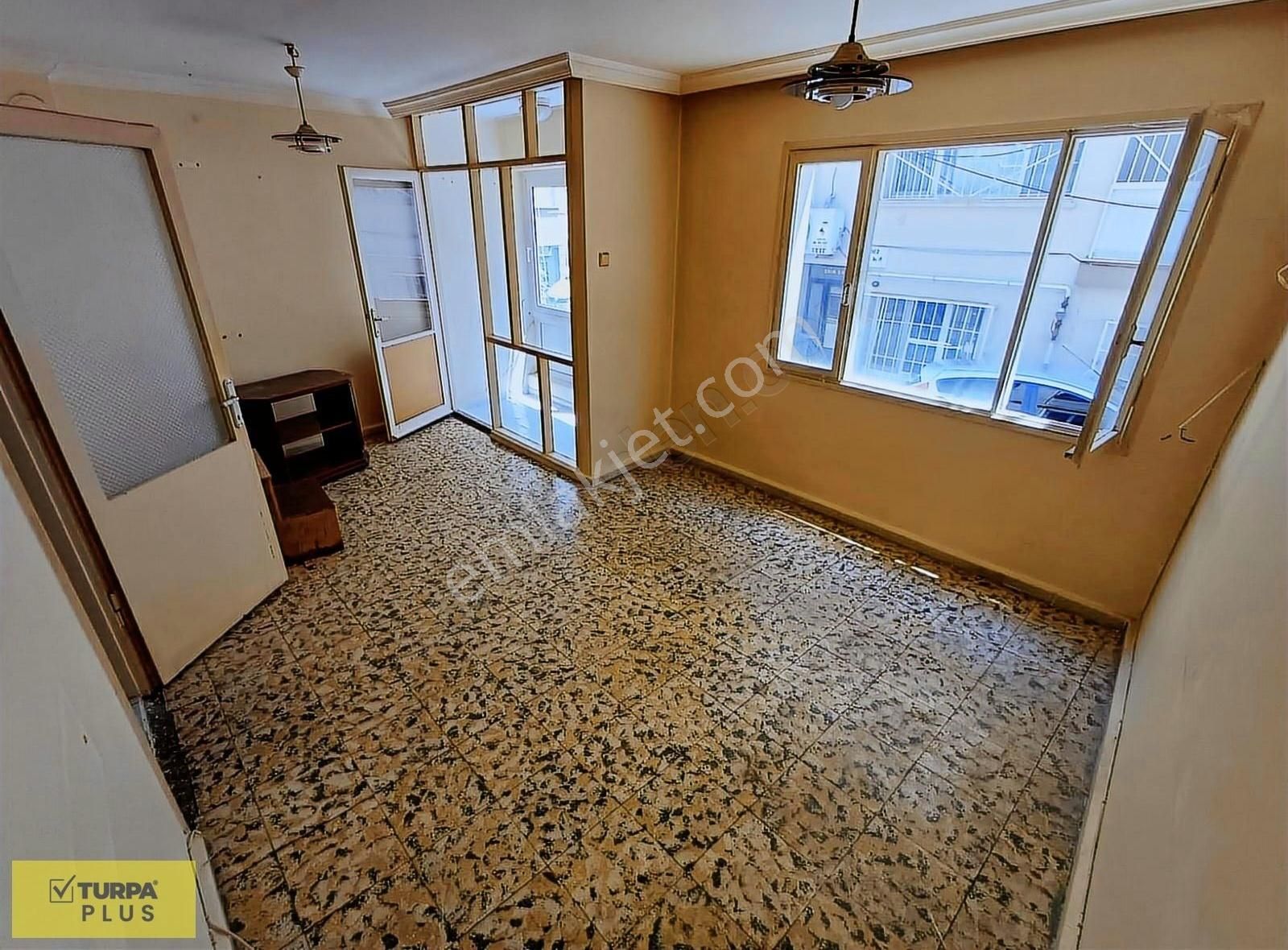 Mithatpaşa Cad Behçet Uz Parkı Türk Kolleji Yakını Satılık Daire