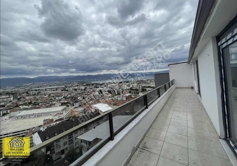 Deniz Manzaralı İzmit Erenler Mah. 3+1 150 M2 Çatı Dubleks